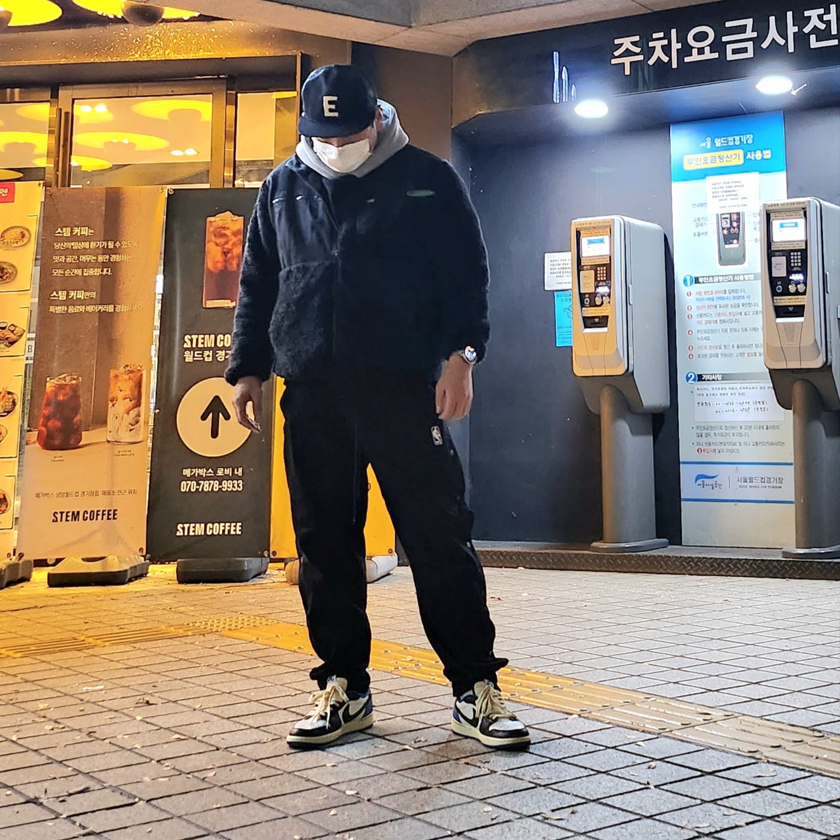 Jordan 1 x Travis Scott x Fragment Retro Low OG SP Military Blue, Essentials x New Era E Trucker Cap Black 착용 스타일 - 1