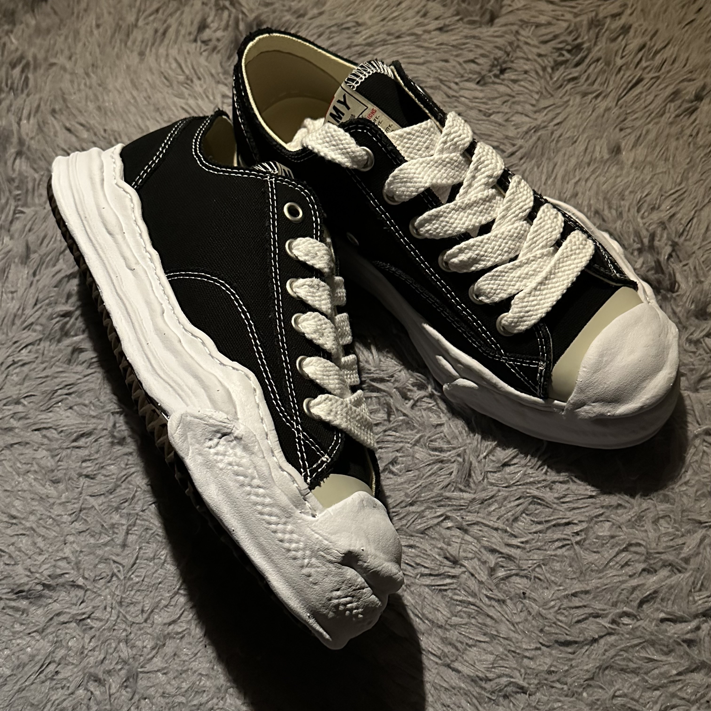 Maison Mihara Yasuhiro Hank OG Sole Canvas Low-top Sneakers Black 착용 스타일 - 1