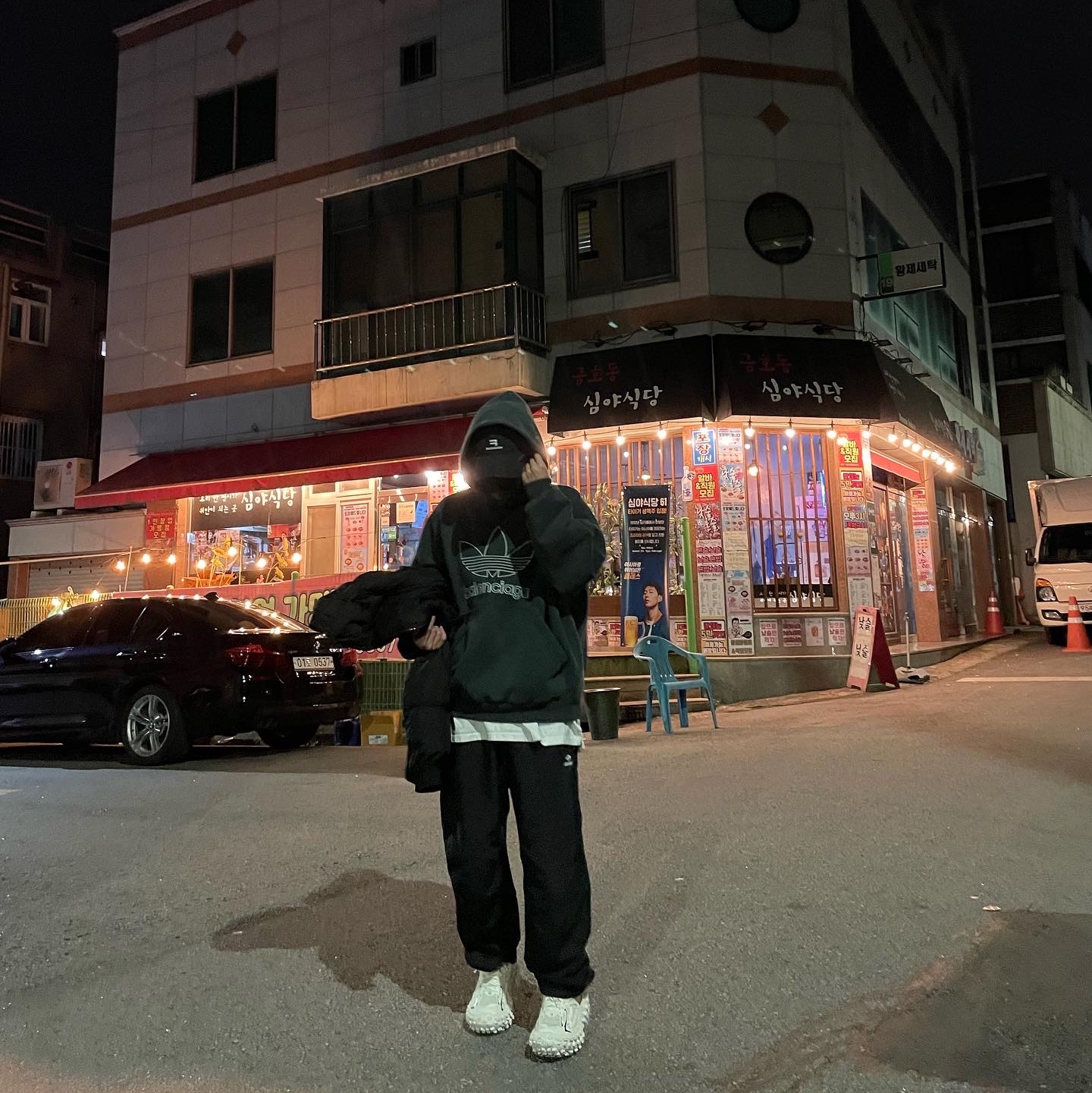 Balenciaga x Adidas Heavyweight Fleece Oversized Hoodie Green, Balenciaga Defender Sneakers Light Beige 착용 스타일 - 1
