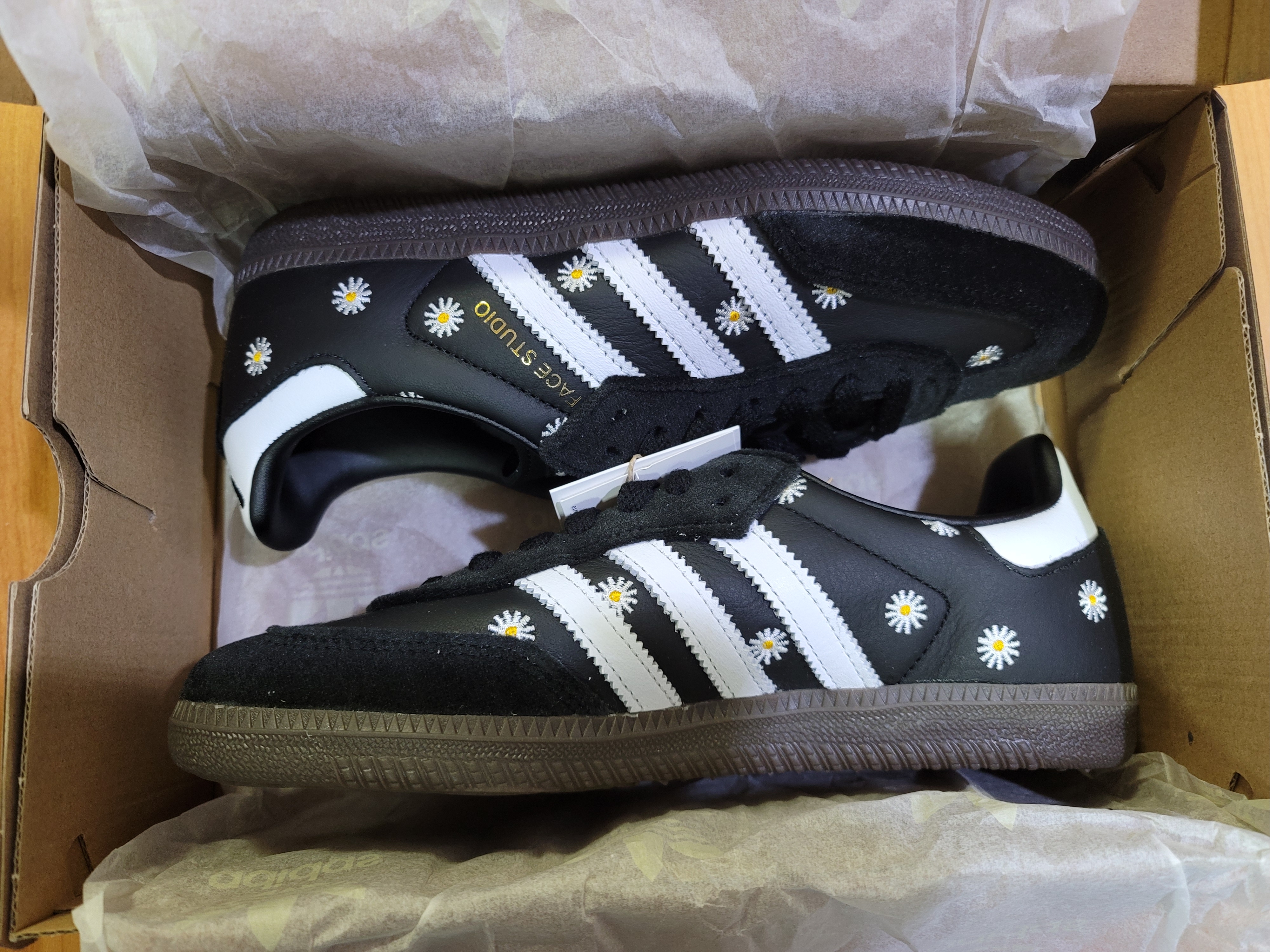 Adidas x Atmos x Face Samba OG Core Black 착용 스타일 - 2
