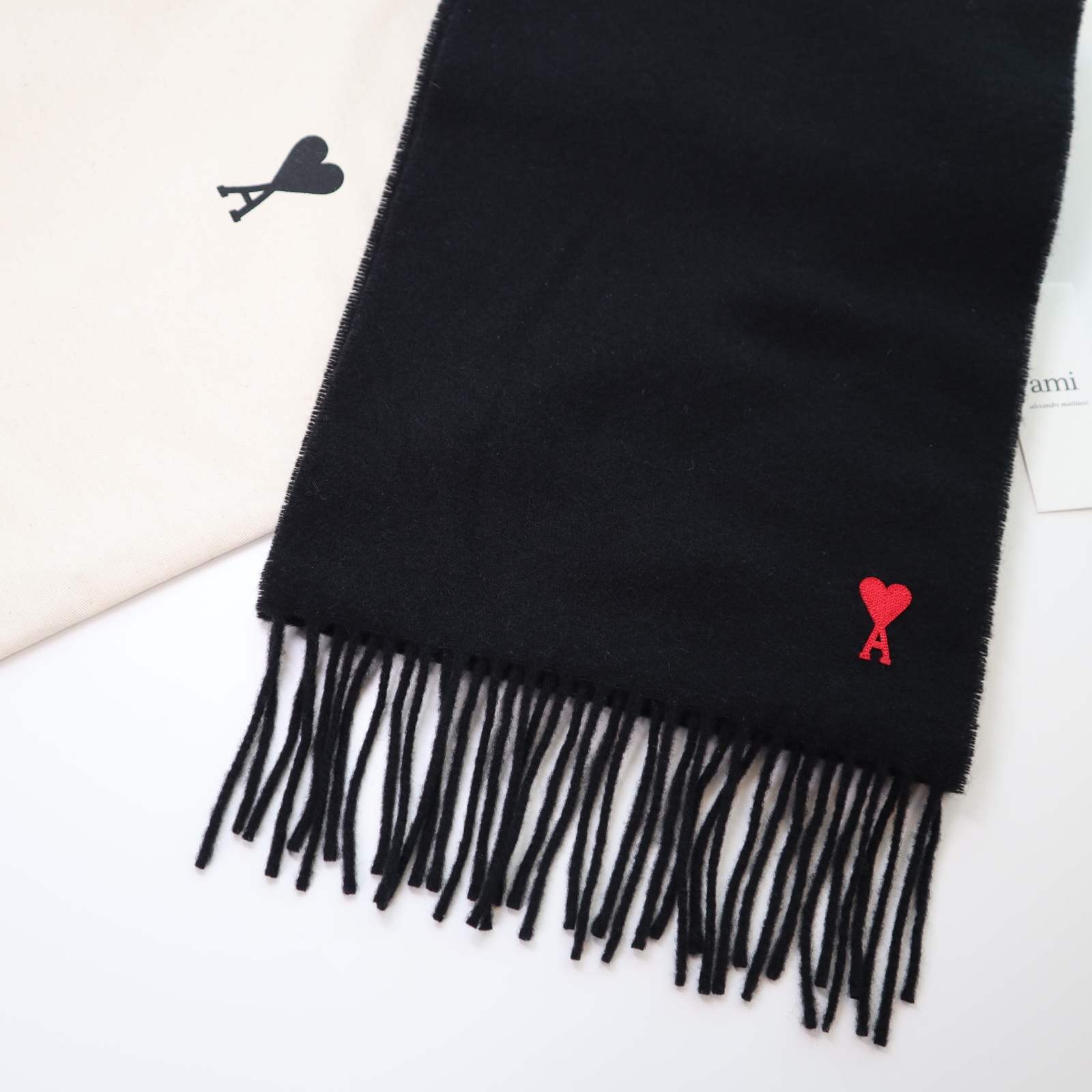 AMI de Coeur Classic Muffler Black, Essentials 1977 Long Sleeve T-Shirt Dark Oatmeal - 22SS 착용 스타일 - 2
