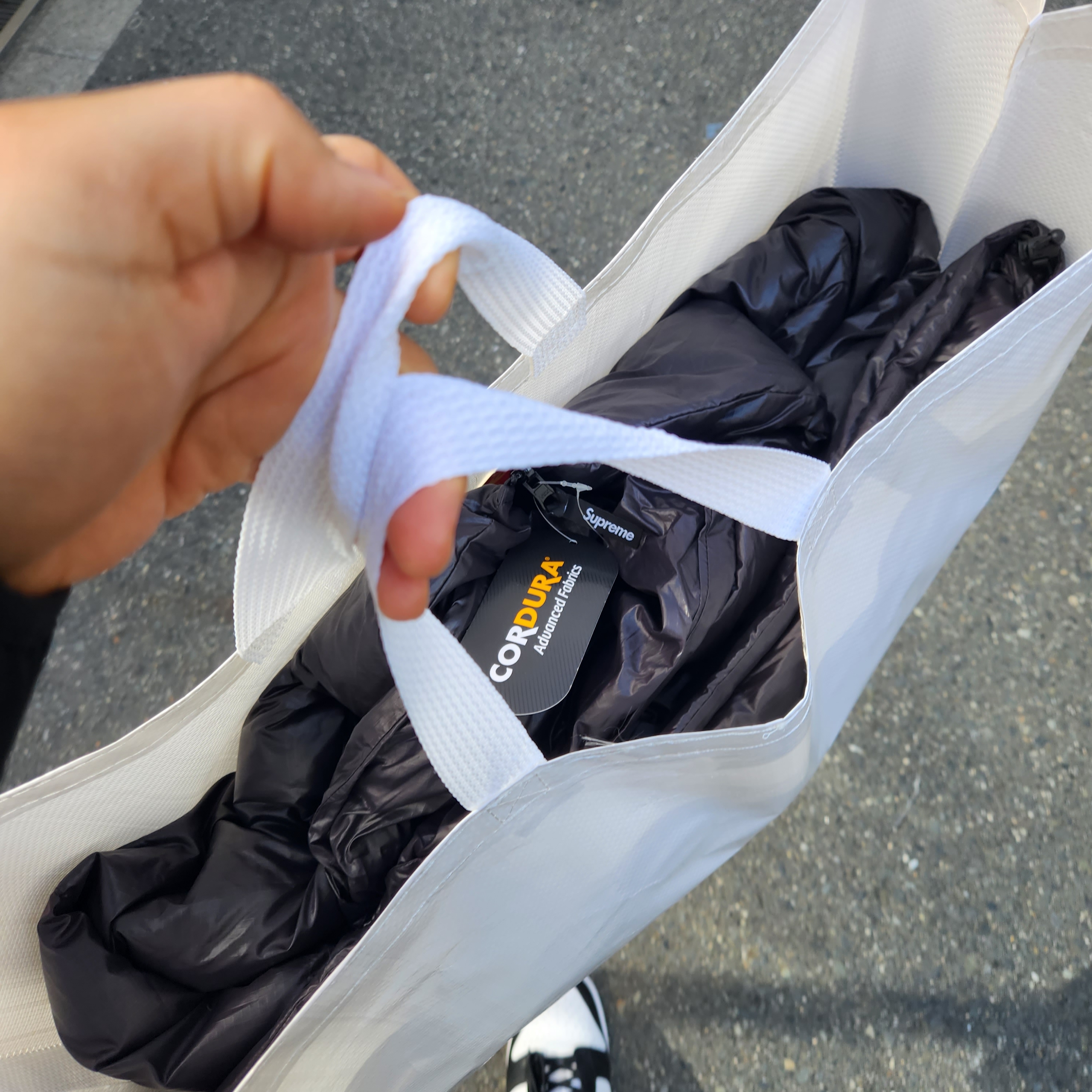 Supreme Reversible Featherweight Down Puffer Jacket Black - 22FW, Nike Dunk Low Retro Black 착용 스타일 - 1