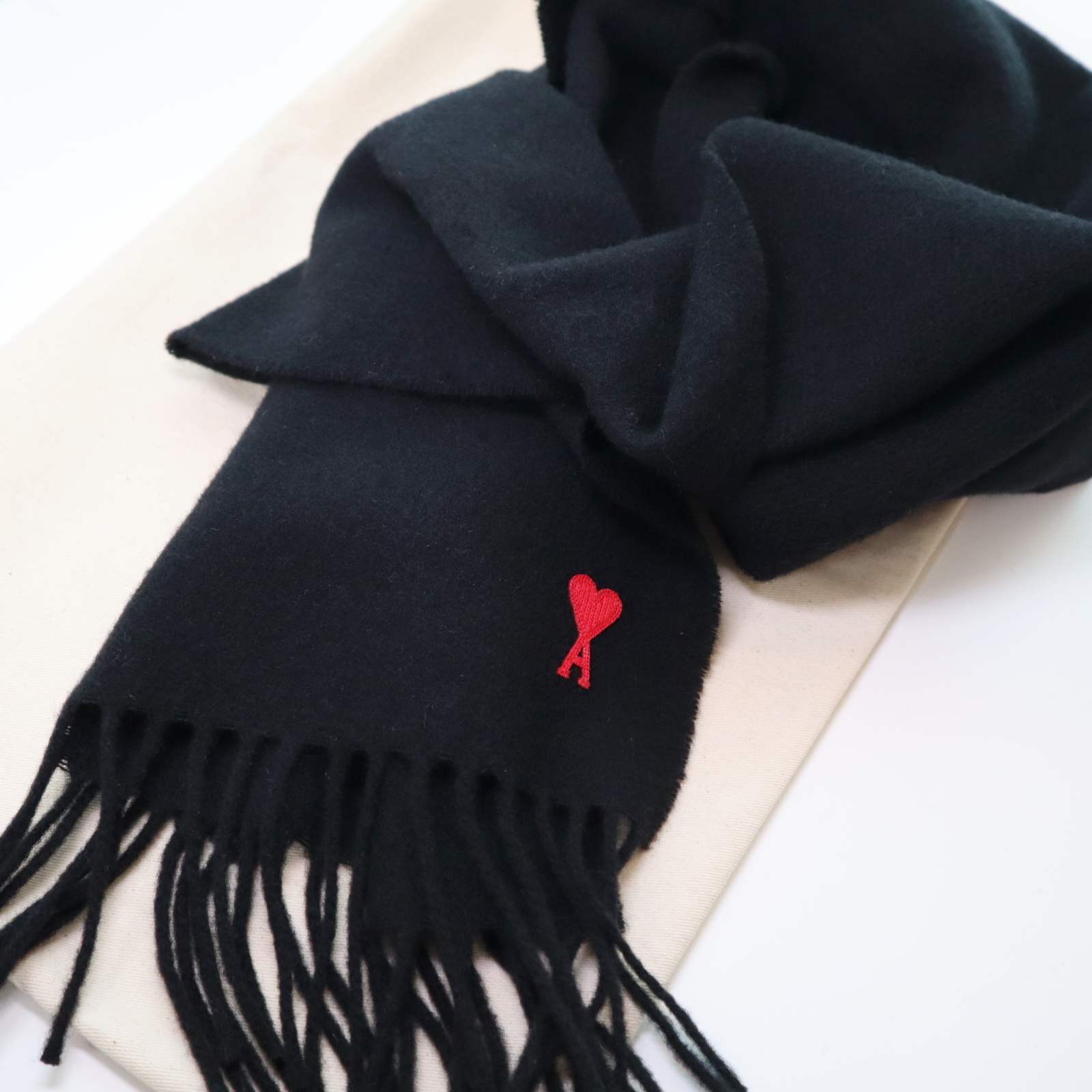 AMI de Coeur Classic Muffler Black, Essentials 1977 Long Sleeve T-Shirt Dark Oatmeal - 22SS 착용 스타일 - 1