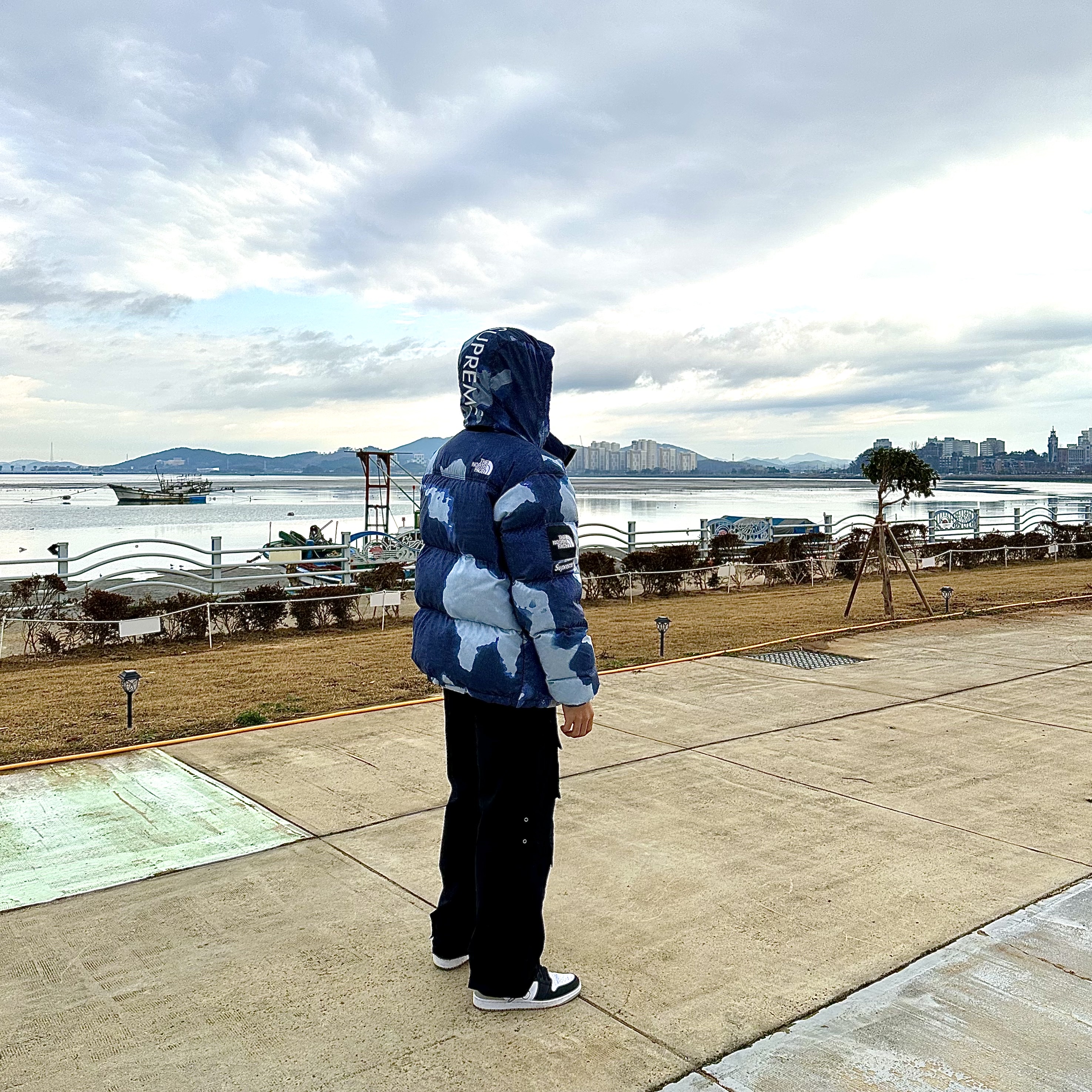 Supreme x The North Face Bleached Denim Print Nuptse Jacket Indigo - 21FW, Jordan 1 Retro High OG Bleached Coral 착용 스타일 - 2