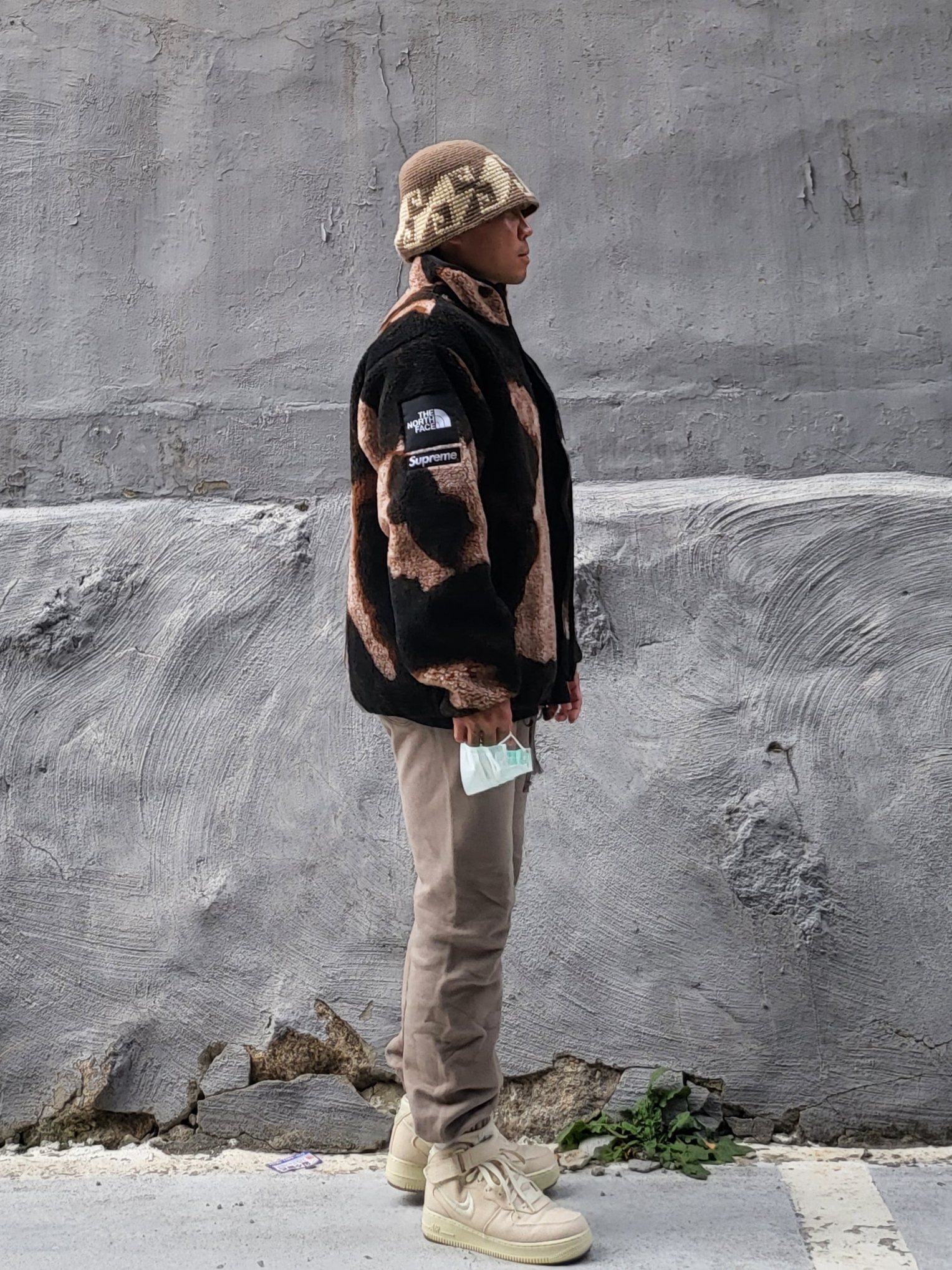 Stussy Waves Knit Bucket Hat Brown, Supreme x The North Face Bleached Denim Print Fleece Jacket Black - 21FW 착용 스타일 - 2