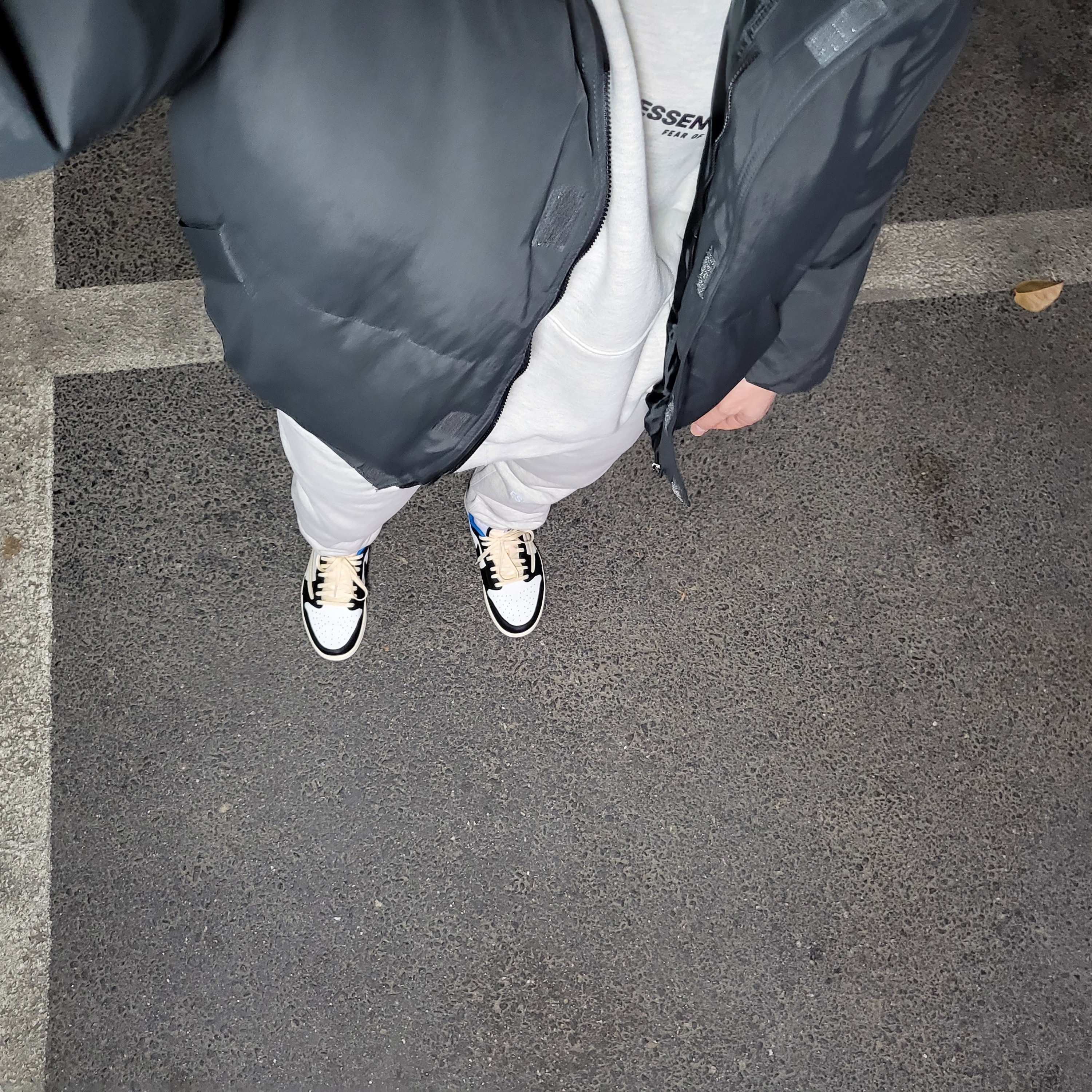 Essentials Puffer Jacket Black - 20FW, Essentials The Core Collection Hoodie Light Oatmeal 착용 스타일 - 1