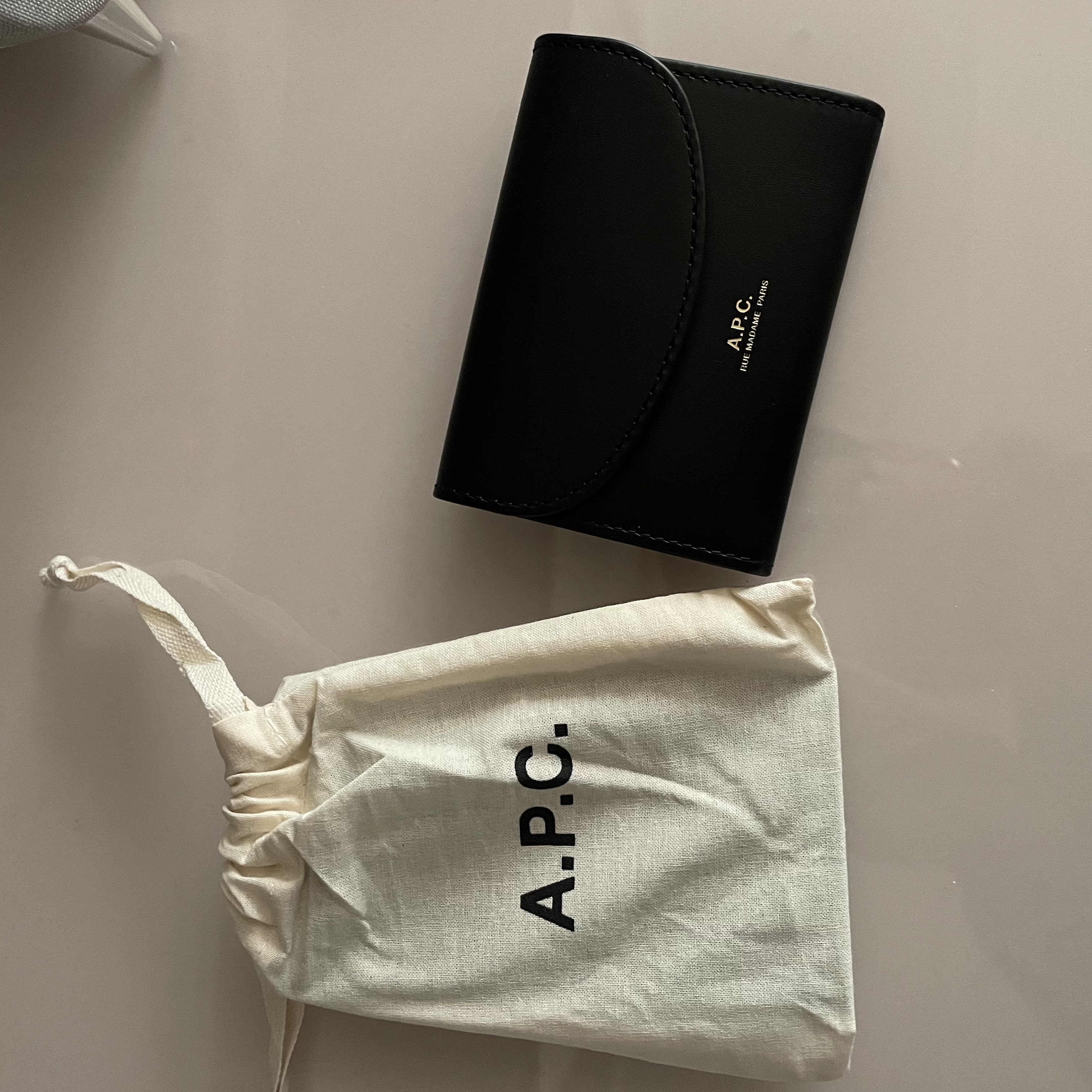 A.P.C. Geneva Business Card Holder Black 착용 스타일