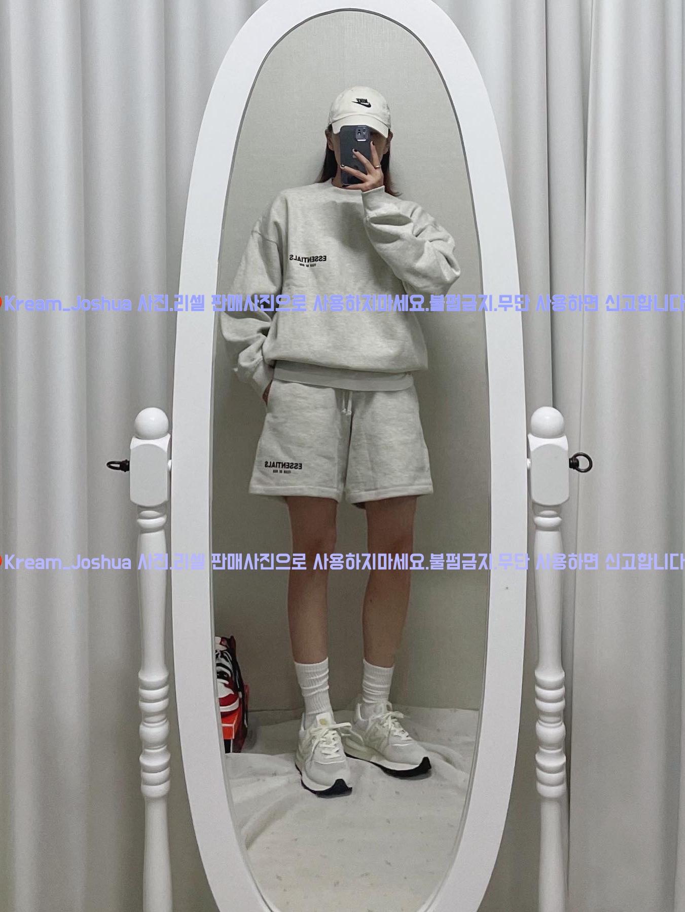 Essentials The Core Collection Crewneck Sweatshirt Light Oatmeal, (Kids) Essentials The Core Collection Sweatshorts Light Oatmeal 착용 스타일 - 1