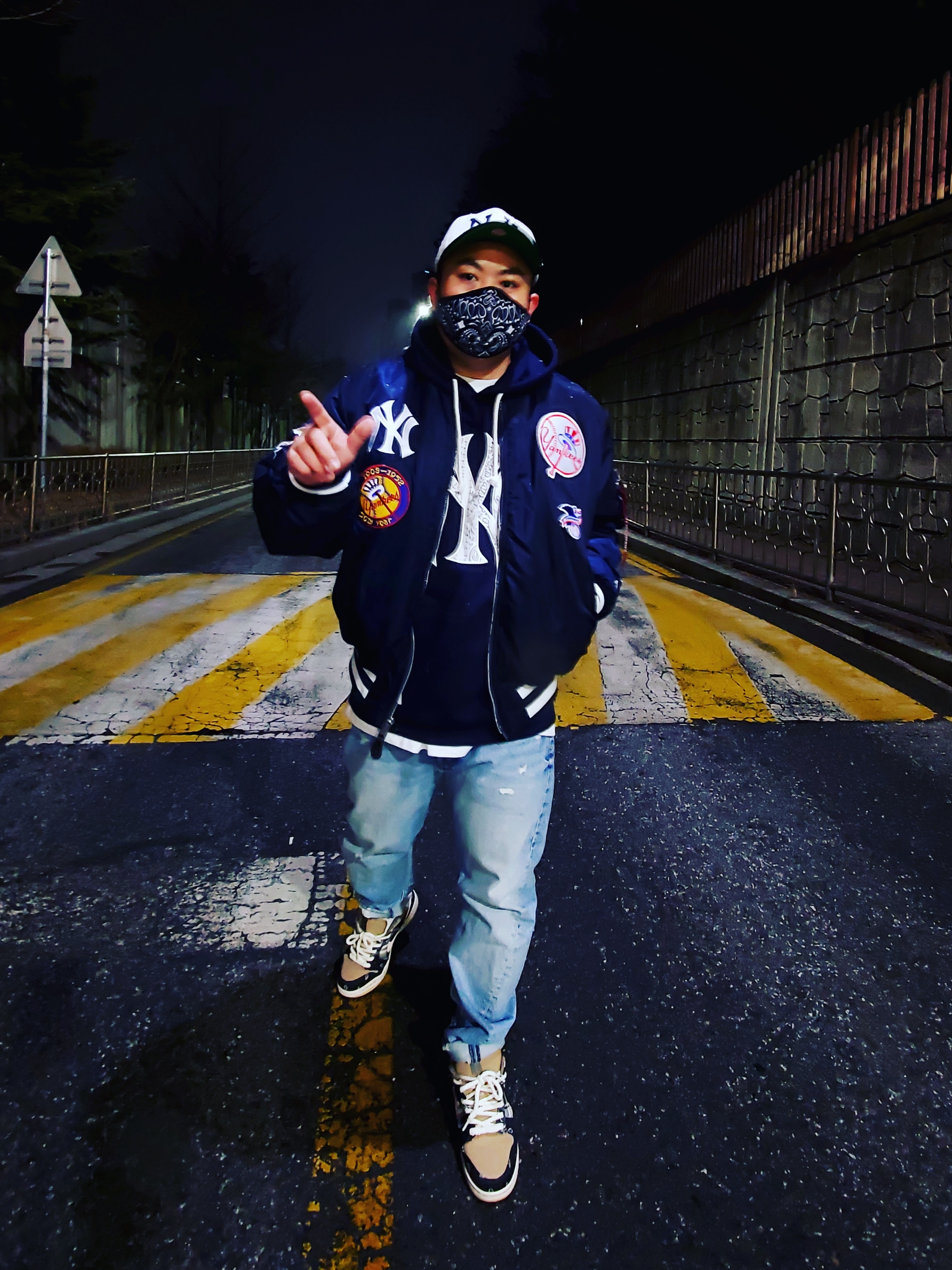 New Era x Alpha Industries x MLB New York Yankees MA-1 Bomber Jacket Replica Blue, Nike x Travis Scott SB Dunk Low 착용 스타일