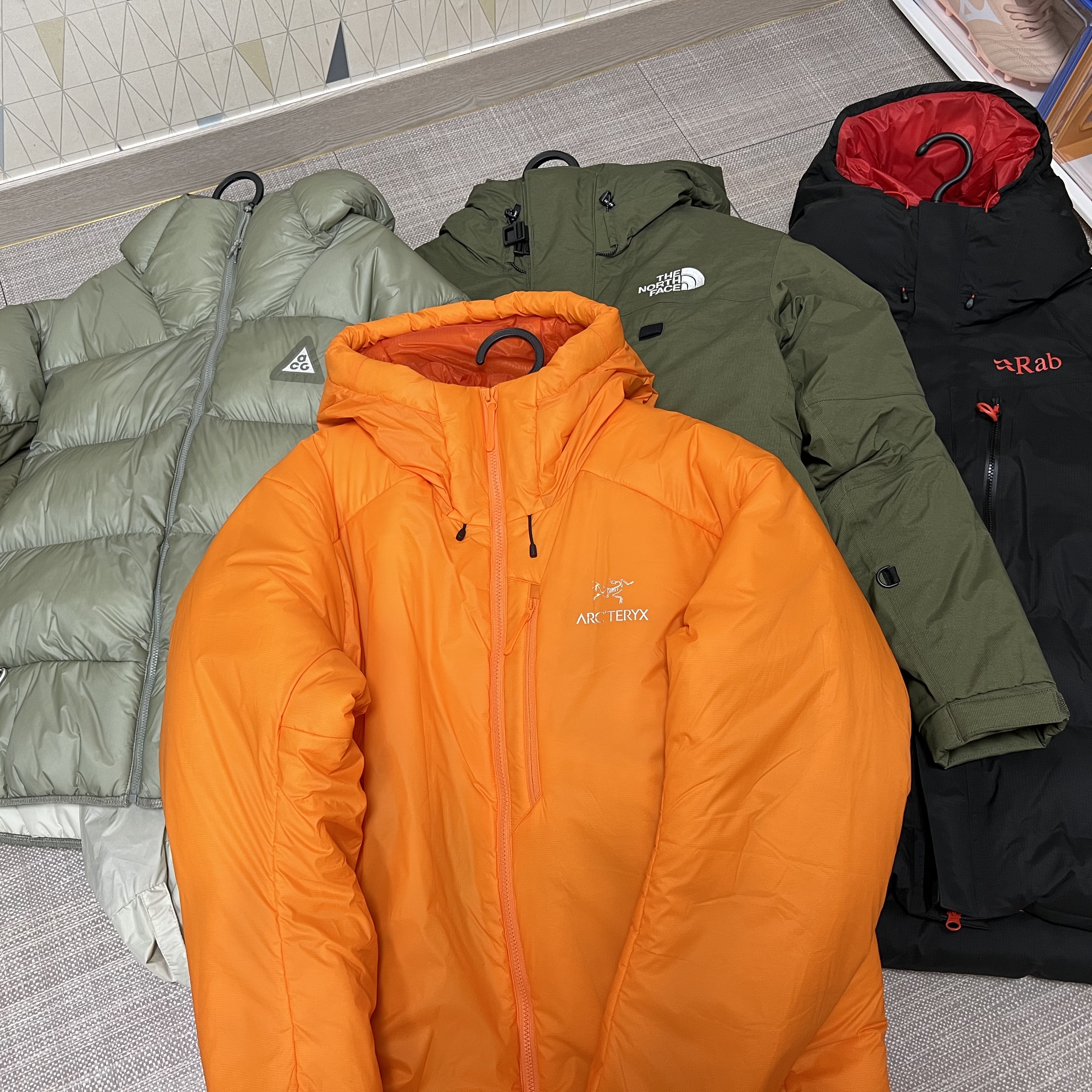 Nike ACG Therma-Fit ADV Lunar Lake Puffer Jacket Light Army - Asia, Arc'teryx Nuclei SV Parka Phenom 착용 스타일