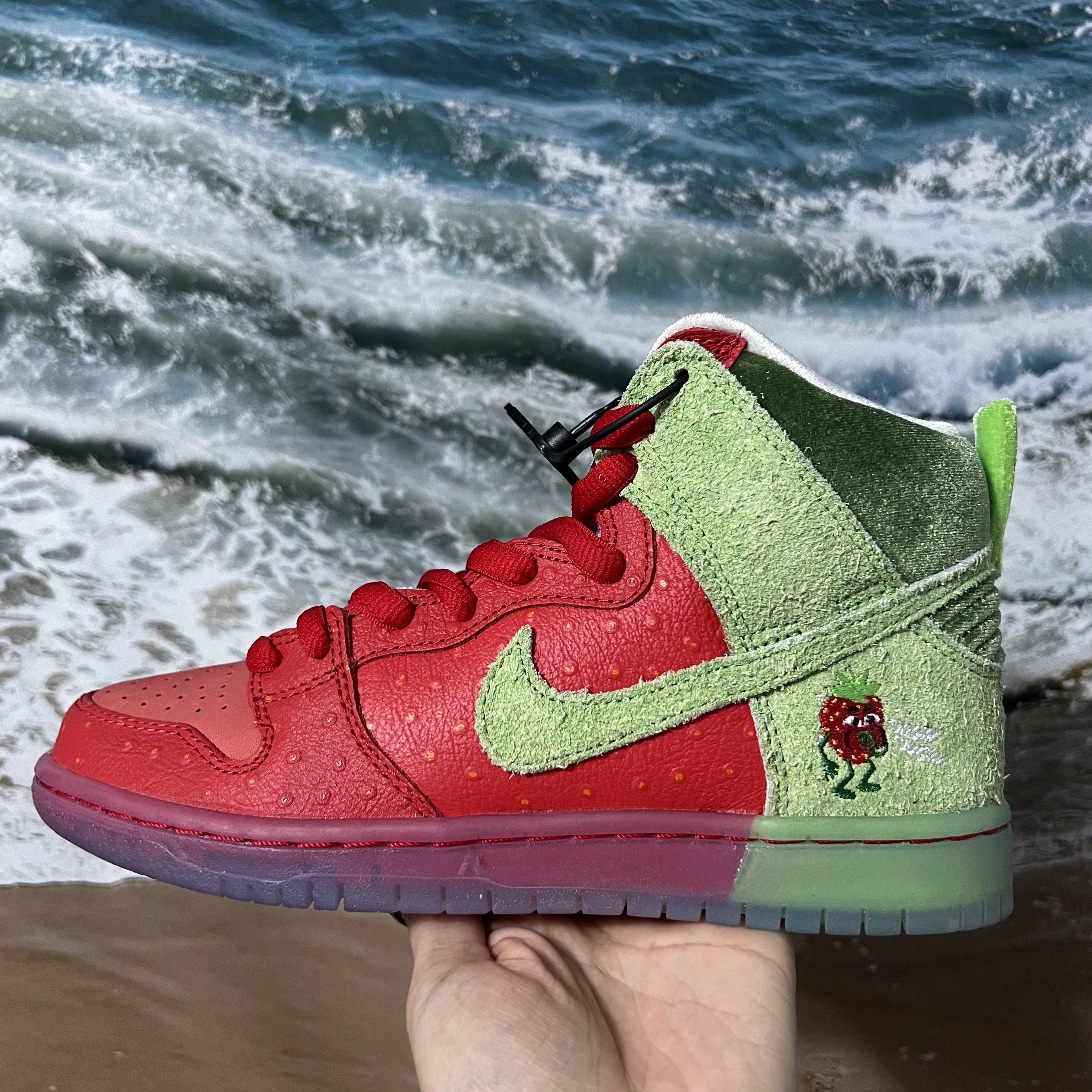 Nike SB Dunk High Pro QS Strawberry 착용 스타일 - 1