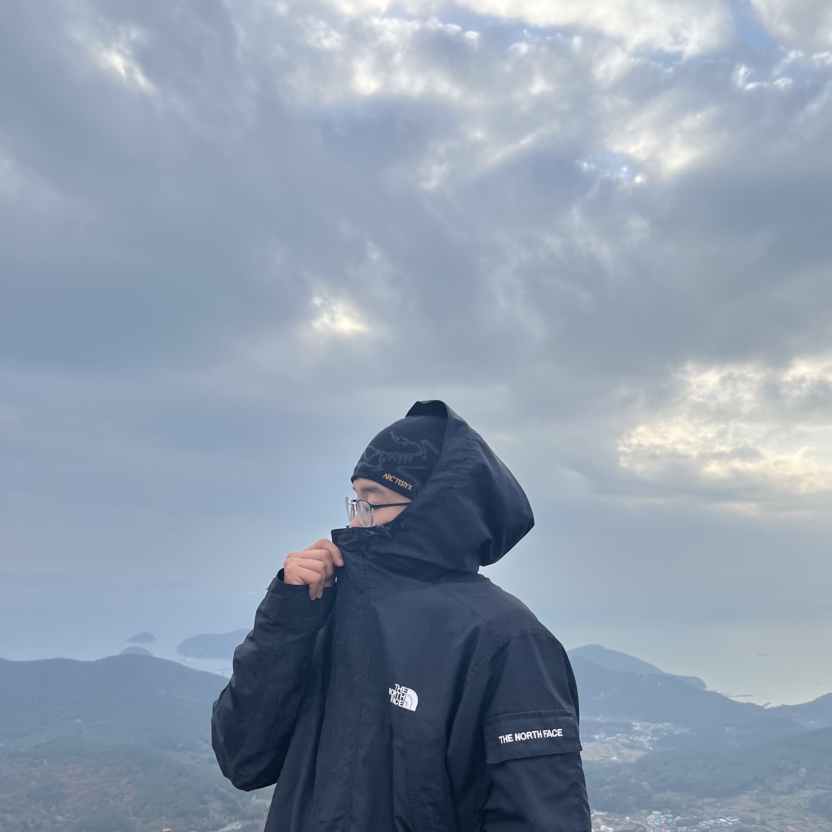 Arc'teryx Bird Head Toque 24K Black, Adidas x Mark Suciu Gazelle ADV Collegiate Green 착용 스타일 - 1