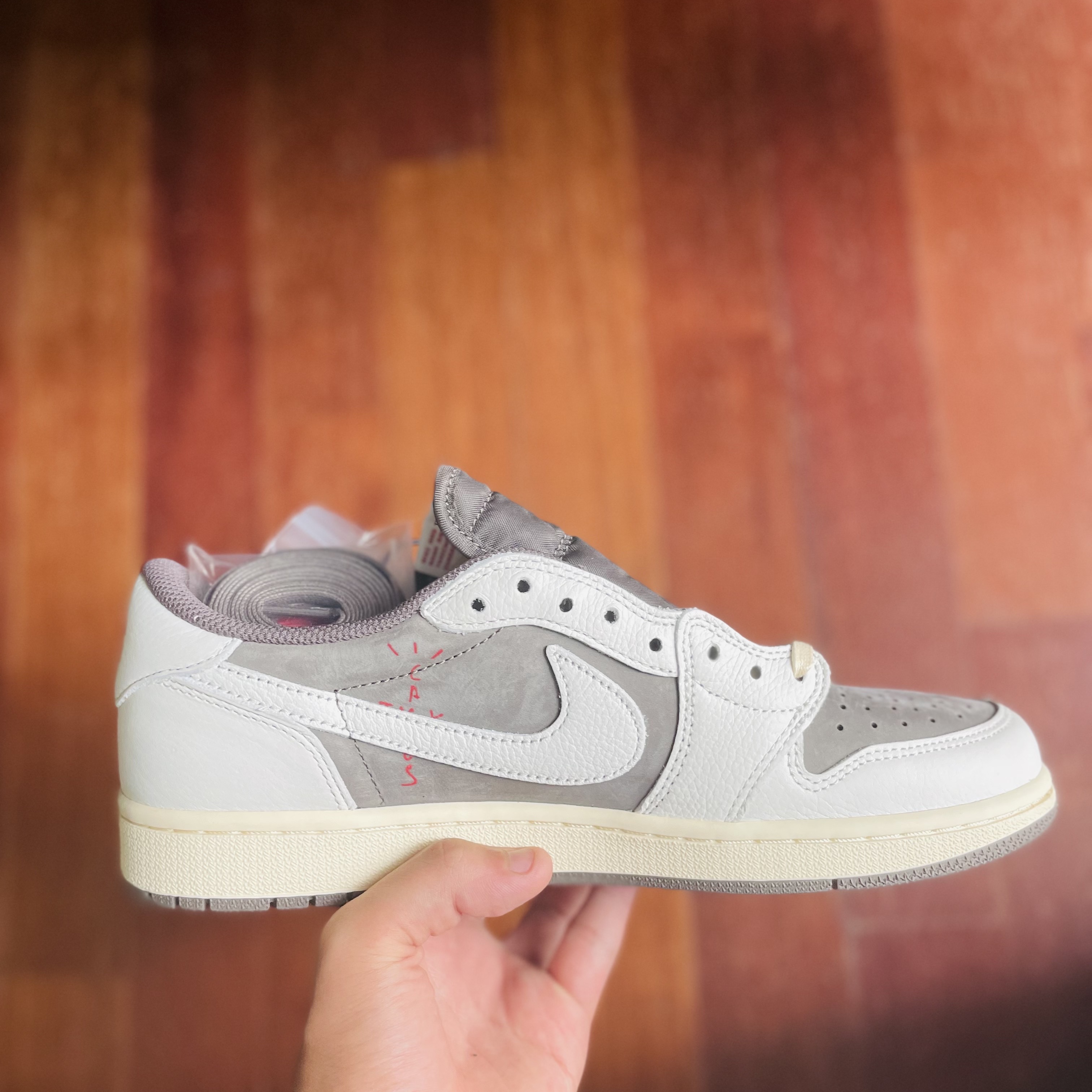 Jordan 1 x Travis Scott Retro Low OG SP Sail and Ridgerock 착용 스타일 - 2