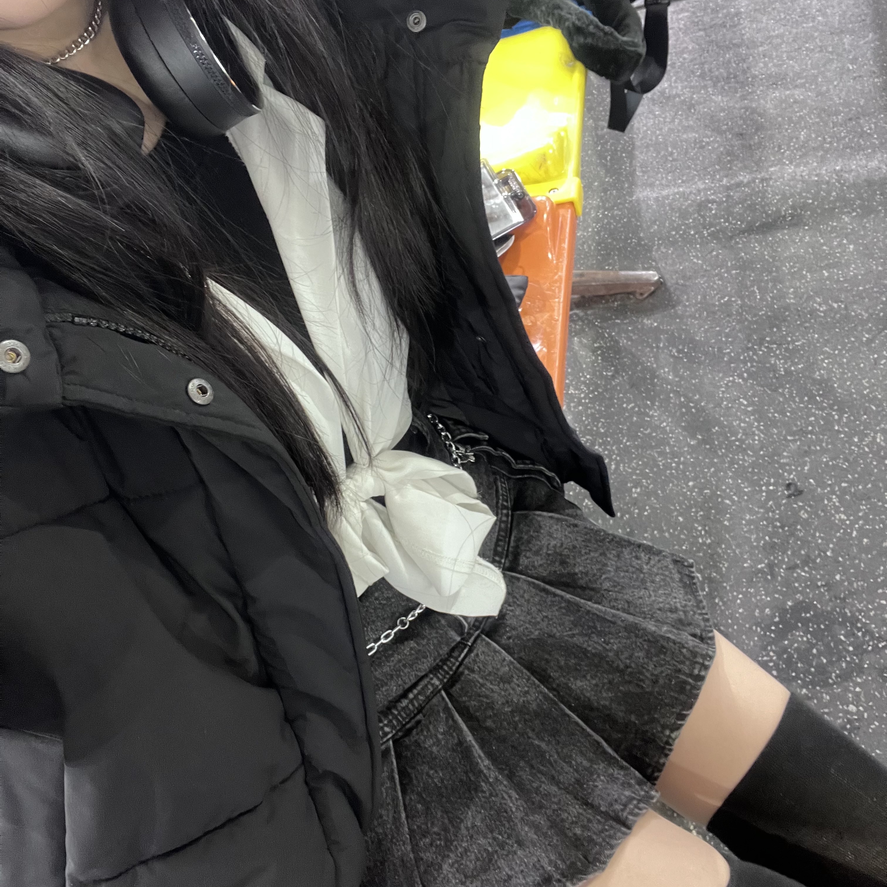 Nike NSW Faux Fur Tote Bag Black 착용 스타일 - 2