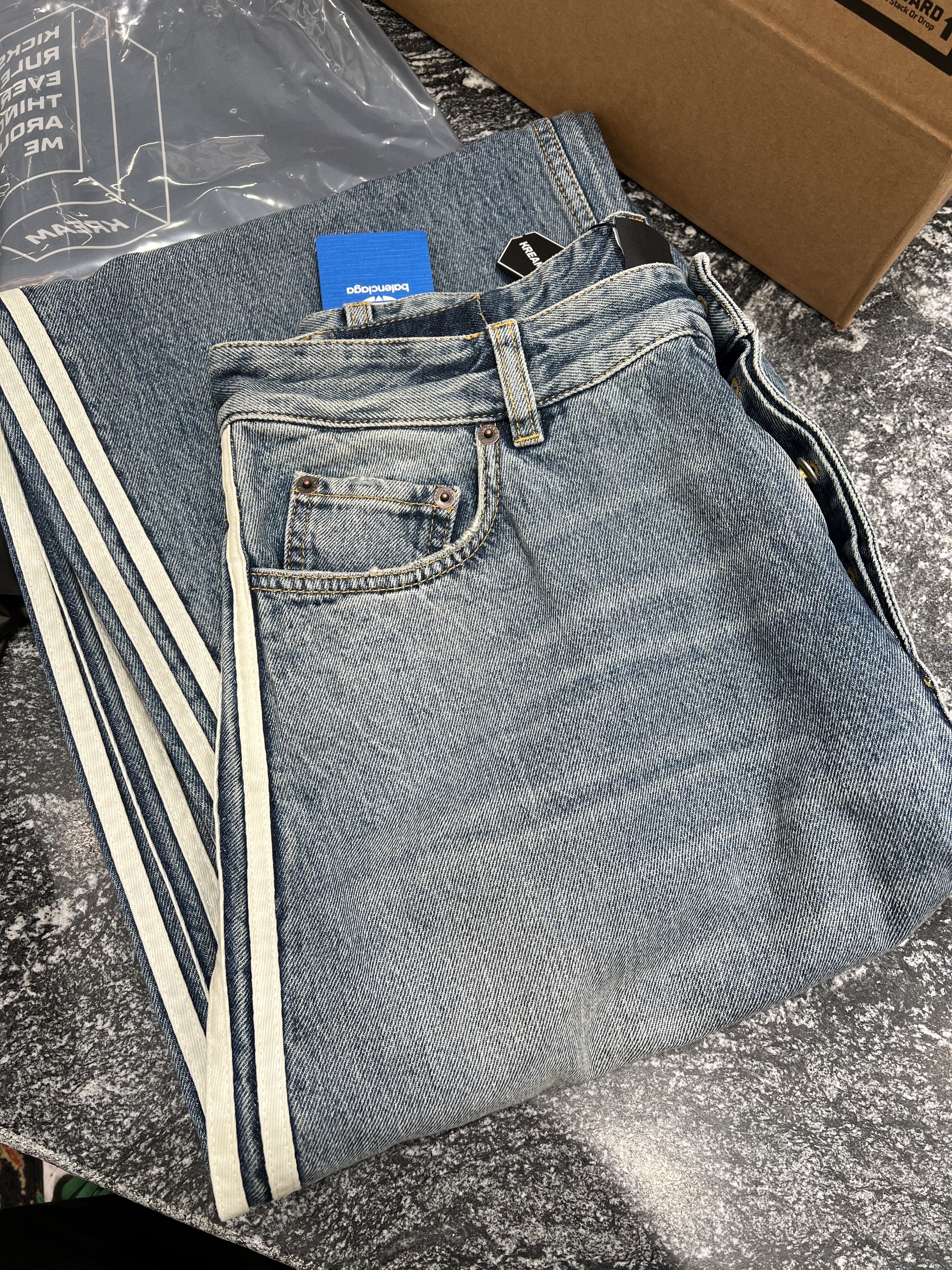 Supreme x Burberry Box Logo Hooded Sweatshirt Black - 22SS, Balenciaga x Adidas Large Baggy Trousers Blue 착용 스타일 - 4