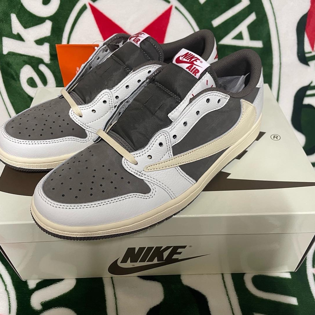Jordan 1 x Travis Scott Retro Low OG SP Sail and Ridgerock 착용 스타일 - 4
