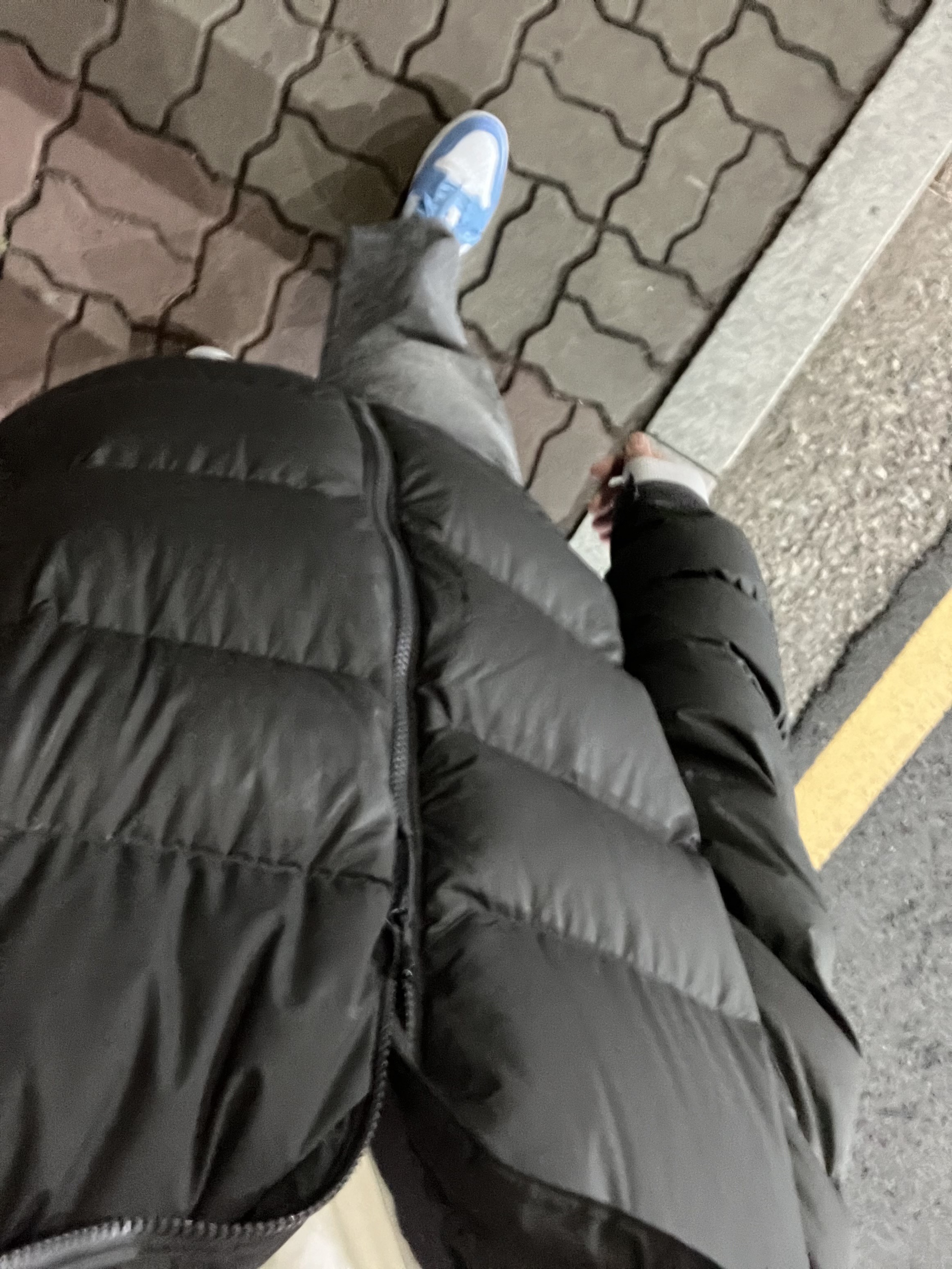 Jordan 1 Low Golf White and University Blue, The North Face 1992 Nuptse Jacket Charcoal 착용 스타일