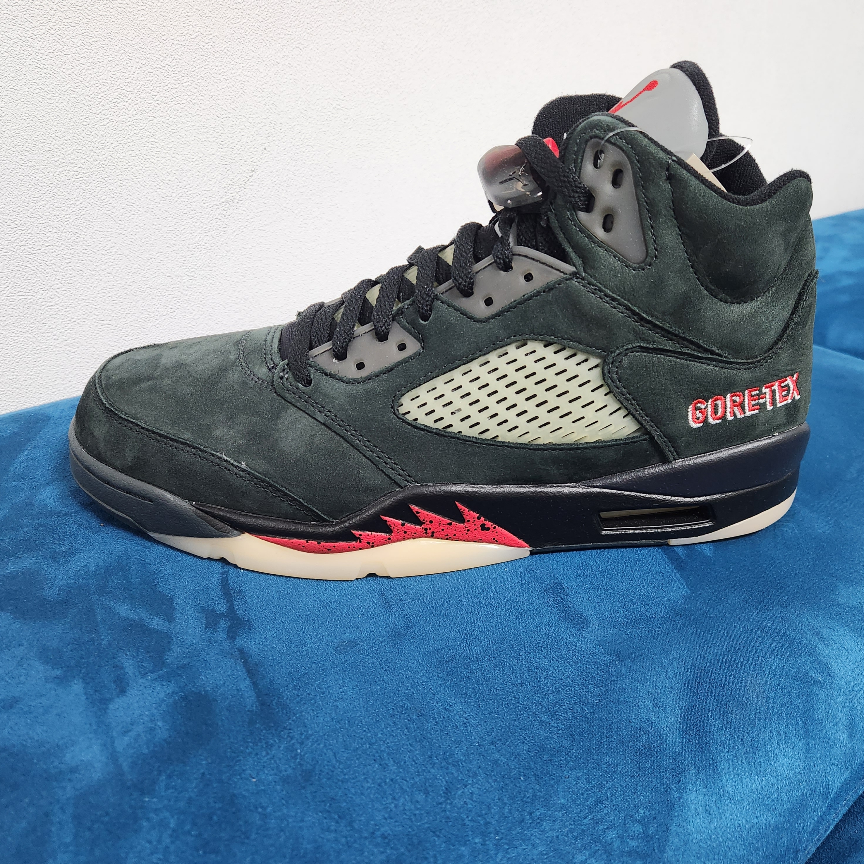 (W) Jordan 5 Retro Gore-Tex Off Noir Fire Red 착용 스타일 - 1