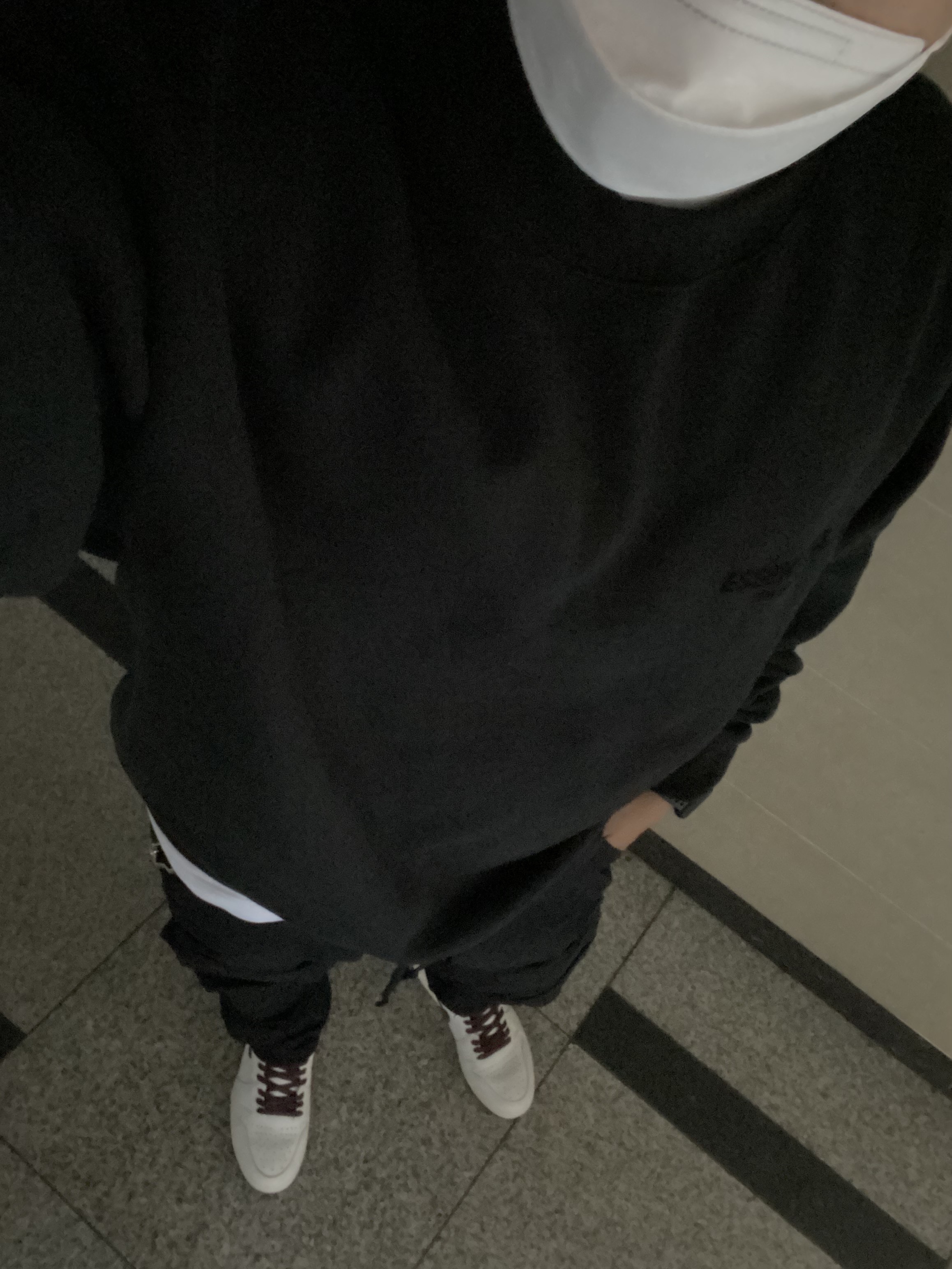Essentials The Core Collection Crewneck Sweatshirt Stretch Limo, Jordan 1 x A Ma Maniere Retro High OG SP Sail and Burgundy 착용 스타일