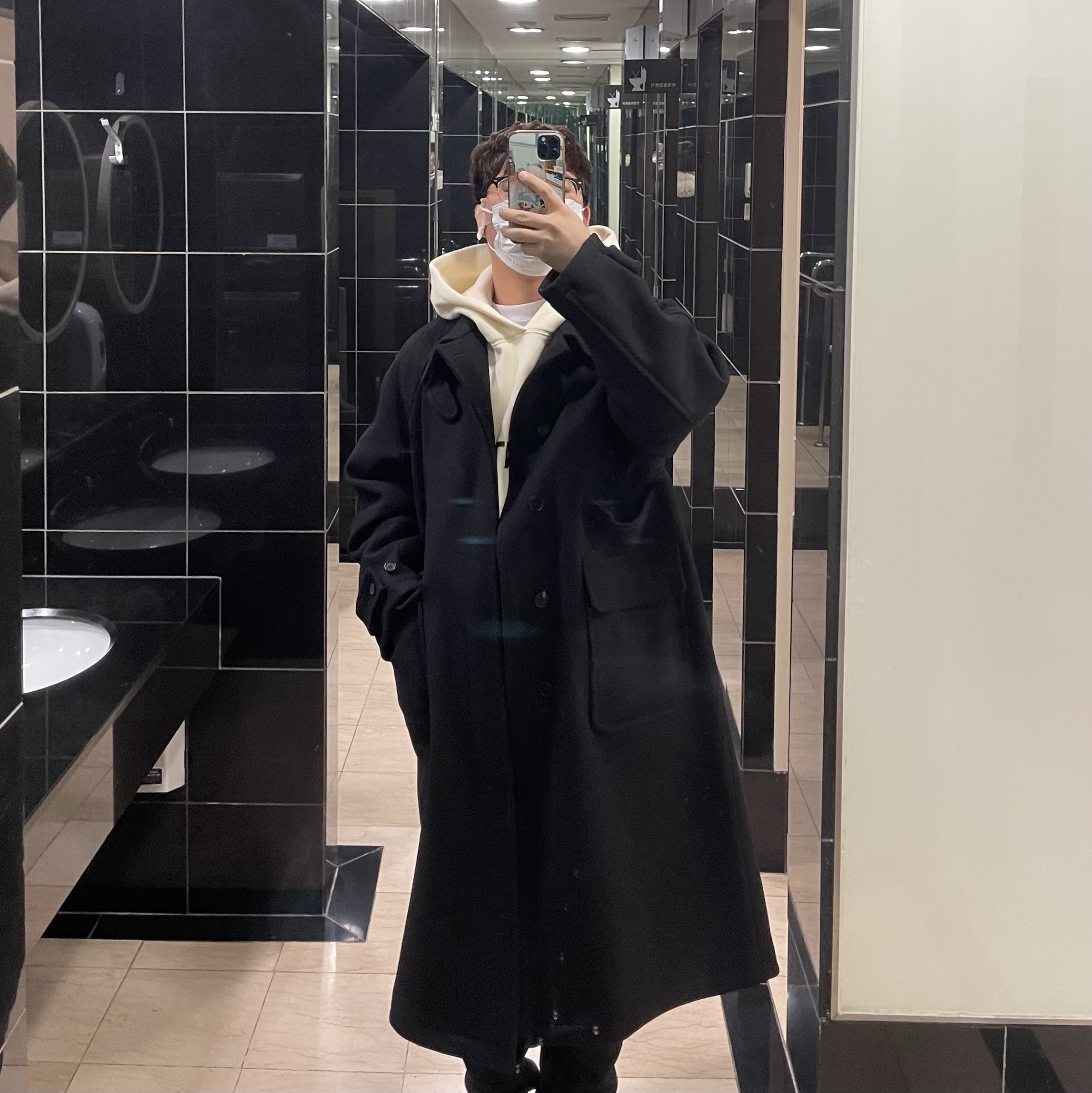Essentials 3D Silicon Applique Pullover Hoodie Buttercream 2020, Essentials The Core Collection Sweatpants Black 착용 스타일