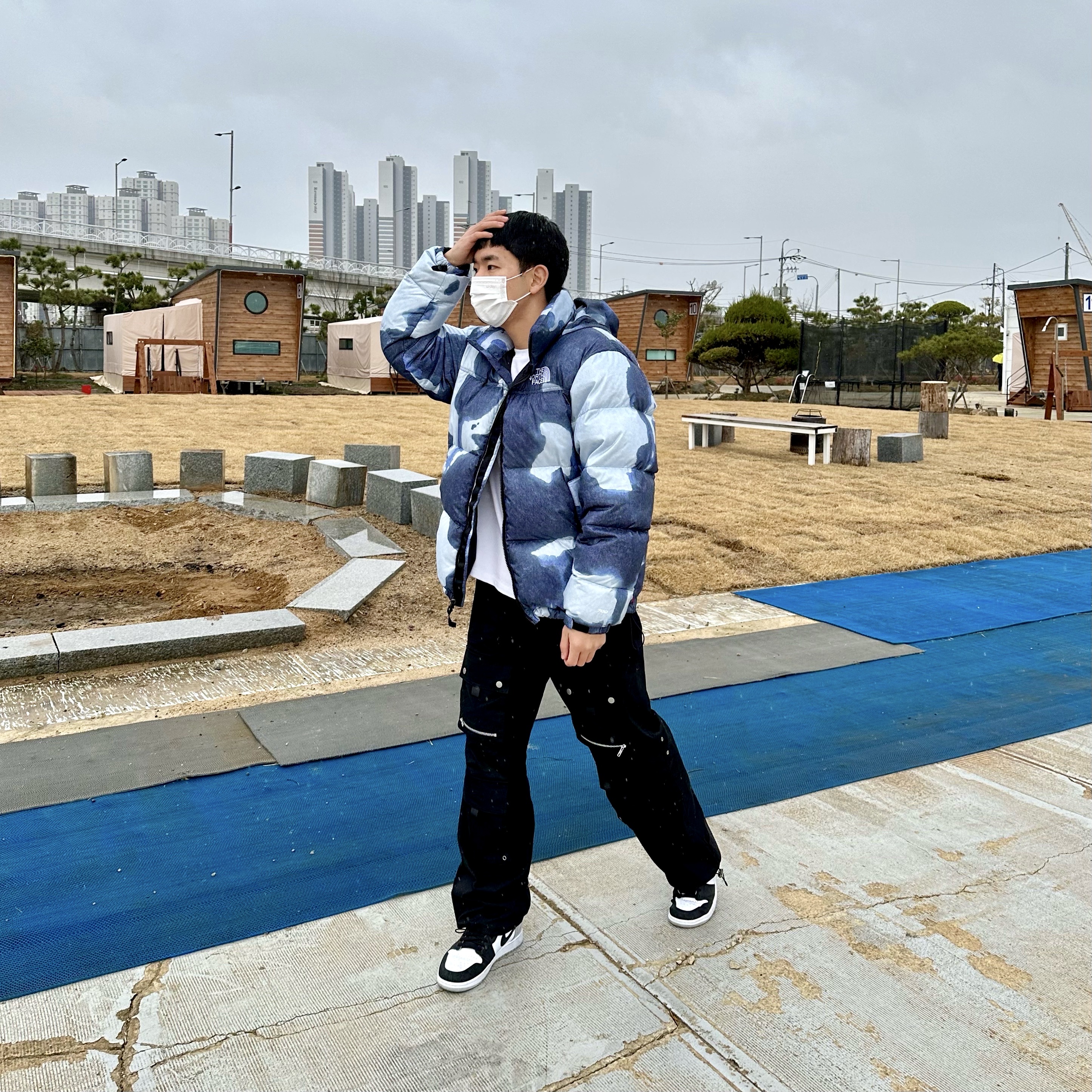 Supreme x The North Face Bleached Denim Print Nuptse Jacket Indigo - 21FW, Jordan 1 Retro High OG Bleached Coral 착용 스타일 - 1