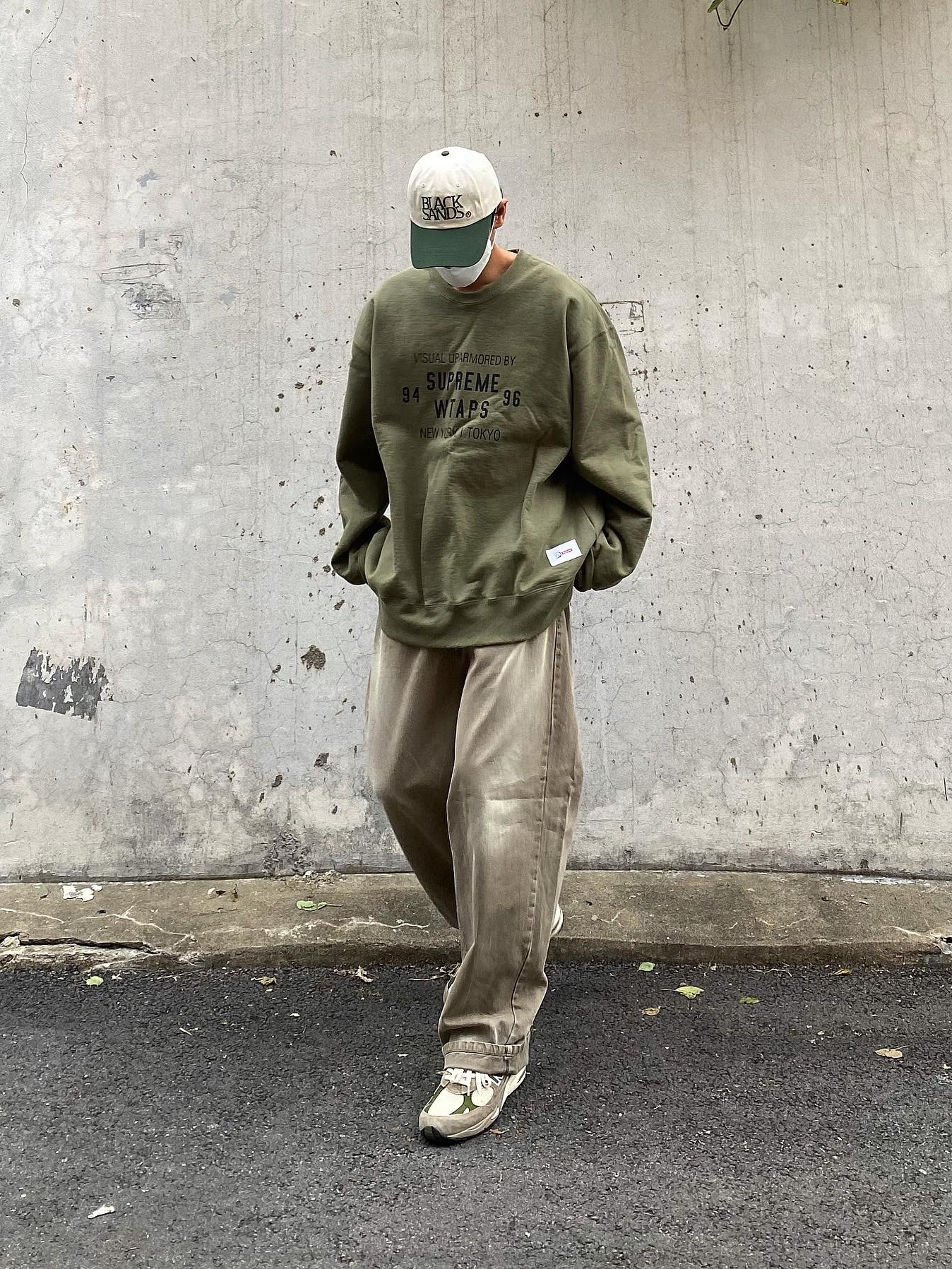 Supreme x WTAPS Crewneck Light Olive - 21FW, New Balance x Aime Leon Dore 991 Made in UK Grey 착용 스타일 - 3