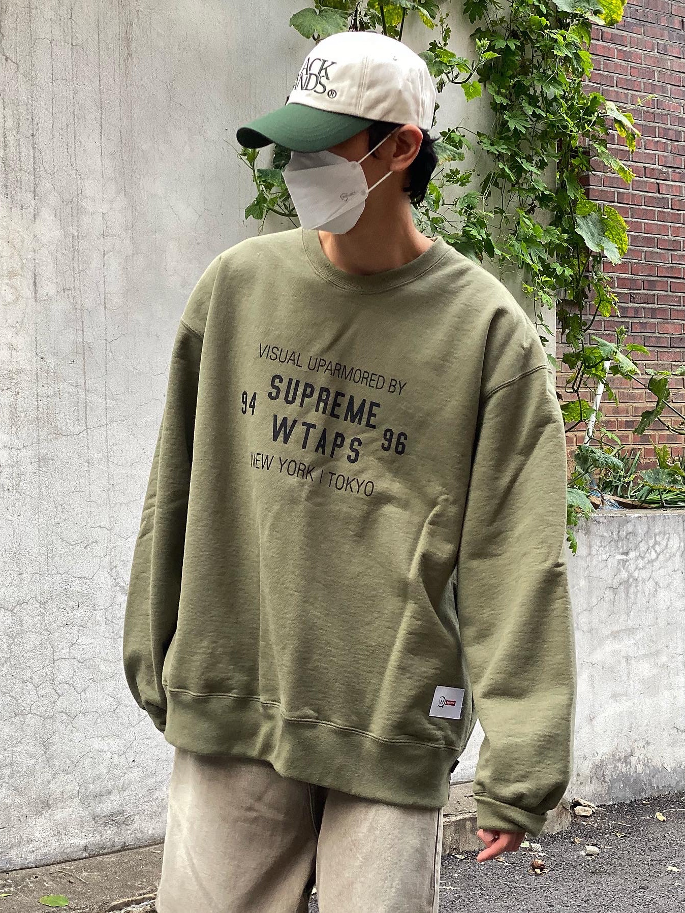 Supreme x WTAPS Crewneck Light Olive - 21FW, New Balance x Aime Leon Dore 991 Made in UK Grey 착용 스타일 - 4