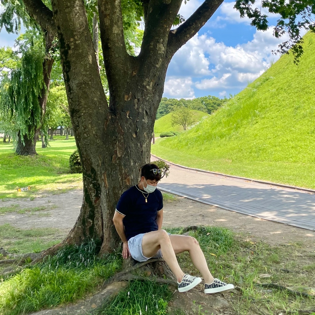 (W) Dior Walk'N'Dior Sneakers Oblique Navy, Ray-Ban Blaze Clubmaster Matte Black Frame Grey Flat Lenses 착용 스타일 - 2