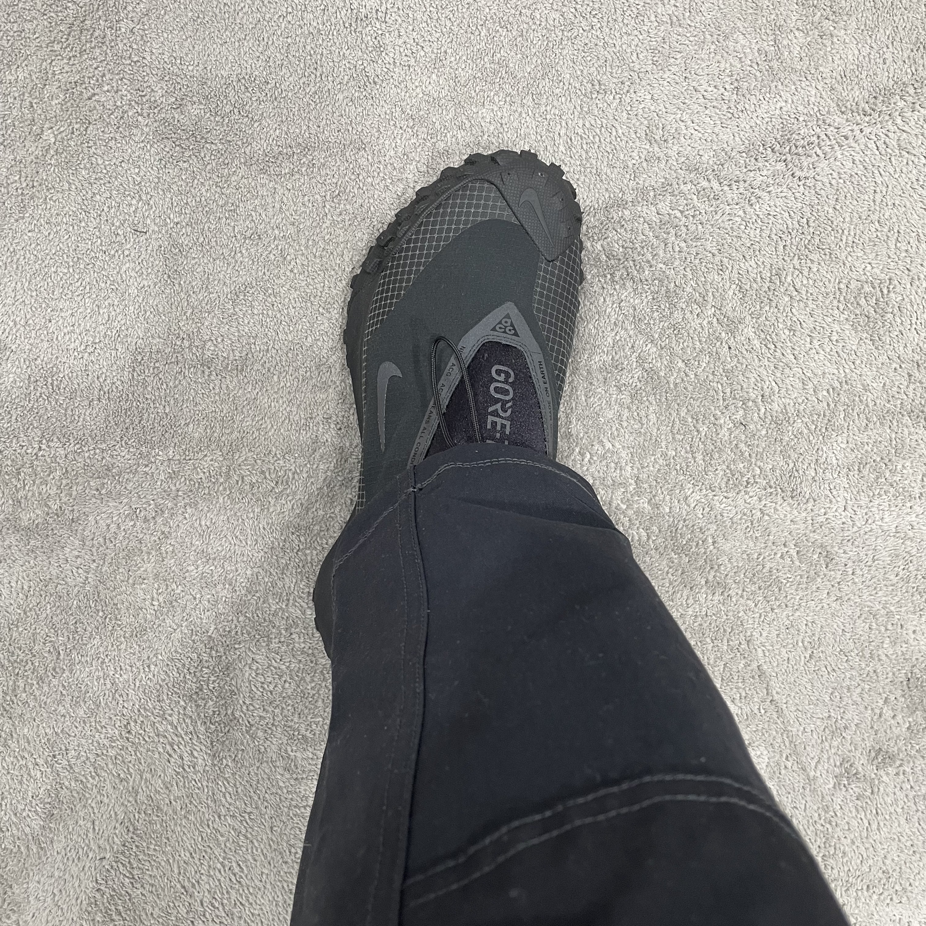 Nike ACG Mountain Fly Gore-Tex Black and Dark Grey, Nike ACG Smith Summit Cargo Pants Black Summit White - Asia 착용 스타일