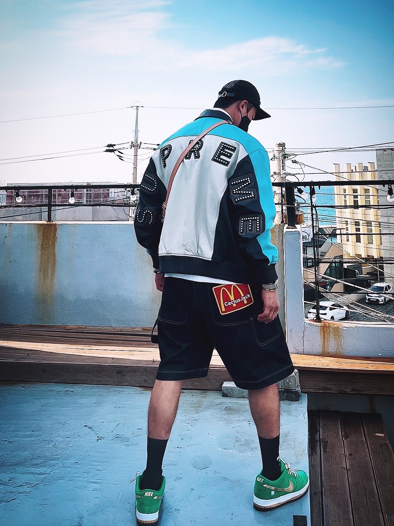 Supreme Heavenly Silk Polo White - 22FW, Supreme x Nike Lightweight Crew Socks Black (1 Pack) 착용 스타일 - 1