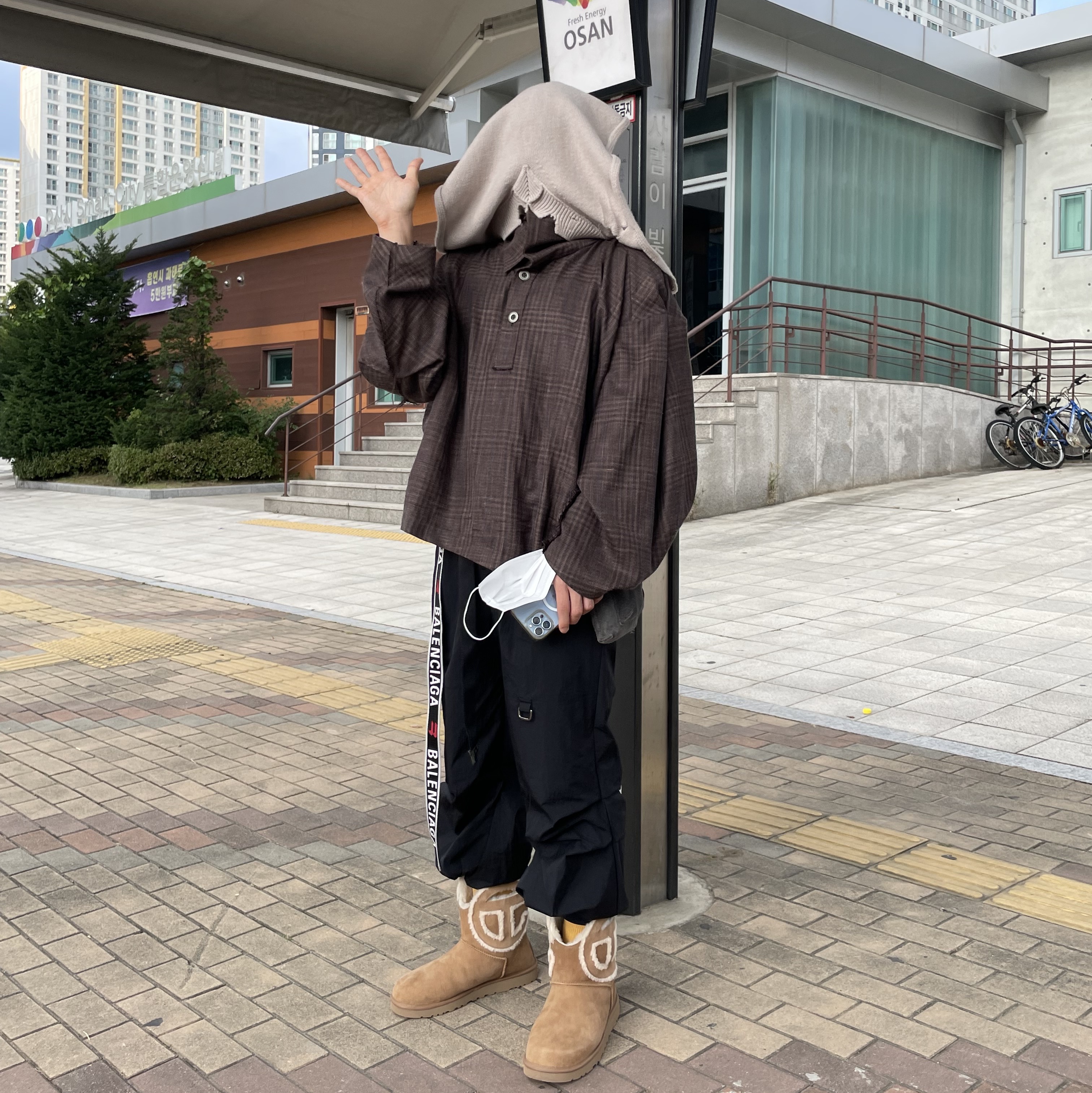 Balenciaga D Ring Belt Grey Red, UGG x Telfar Logo Mini Chestnut 착용 스타일 - 3