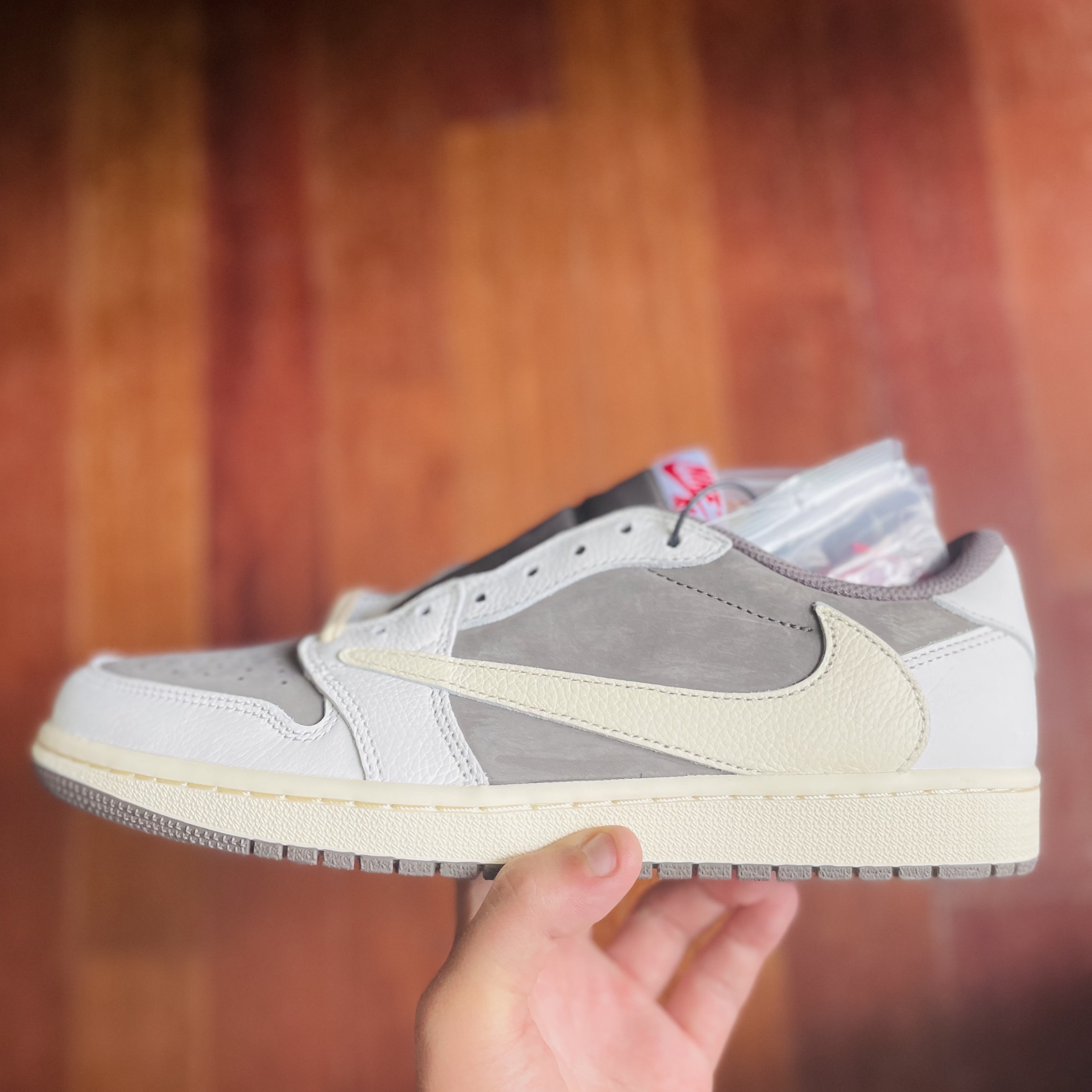 Jordan 1 x Travis Scott Retro Low OG SP Sail and Ridgerock 착용 스타일 - 1
