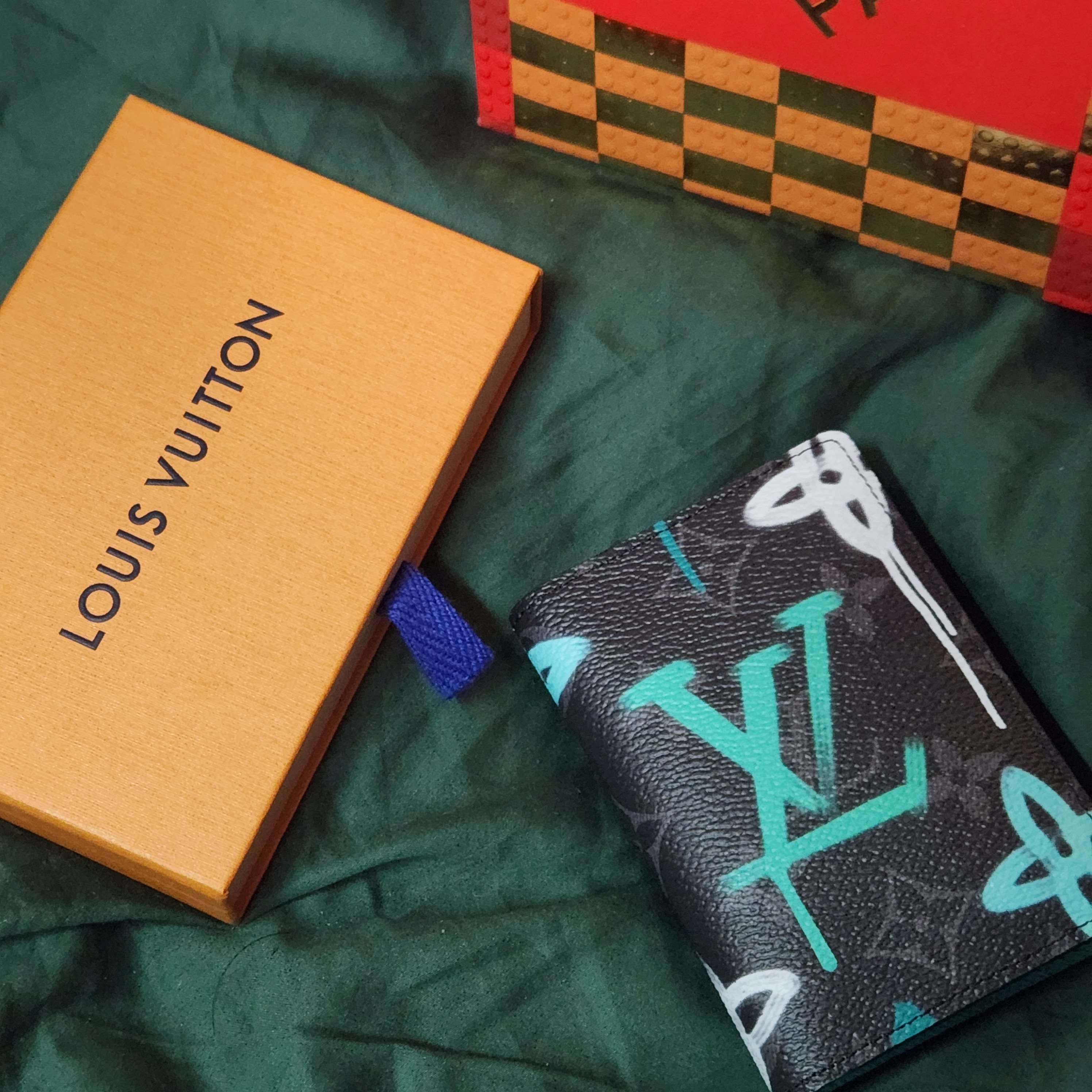 Louis Vuitton Pocket Organizer Green Lights 착용 스타일