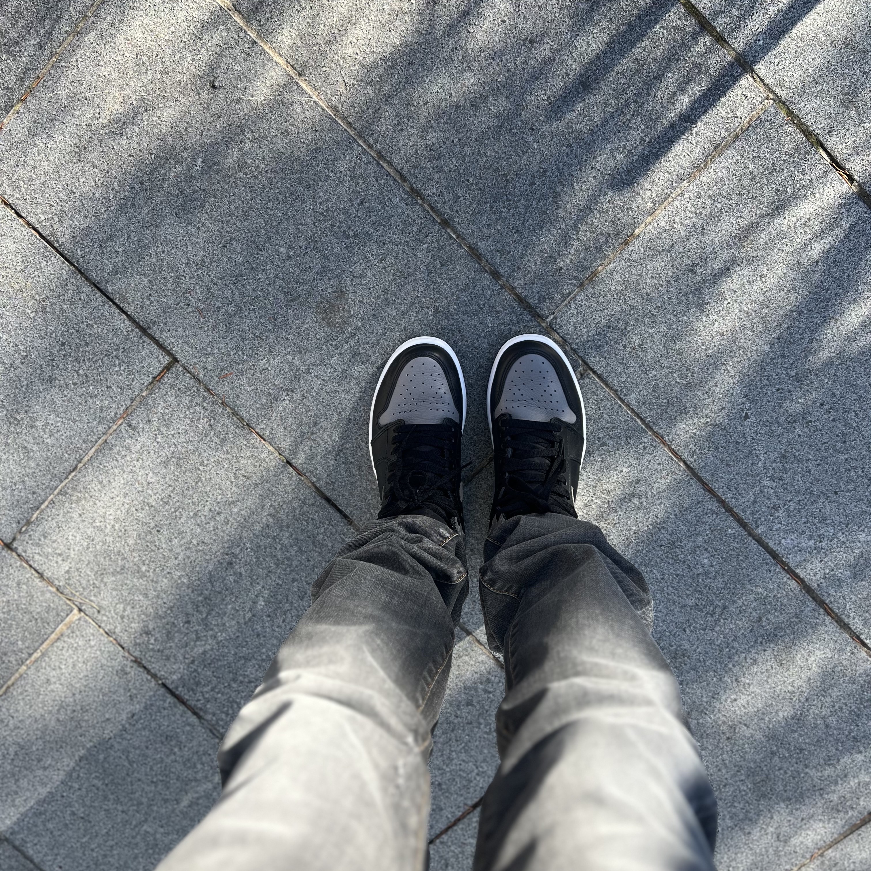 Jordan 1 Retro High OG Shadow 2018, Undermycar Legion.03 Slim Fit Blue Stitch Washed Jeans Washed Gray 착용 스타일 - 3