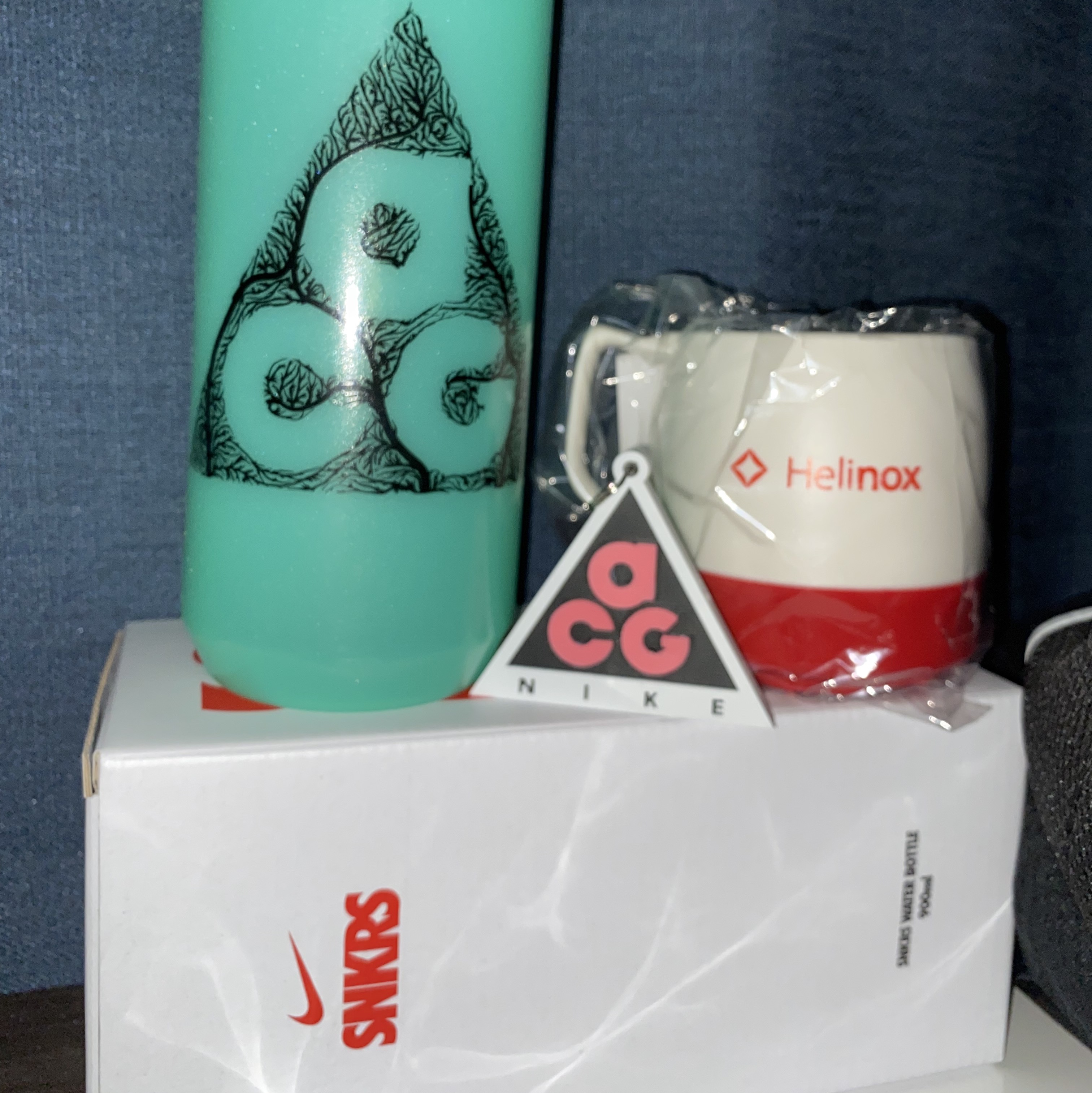 Nike ACG Mountain Fly Gore-Tex Clay Green, Helinox x Nike SNKRS Lounge Souvenir Dinex Mug White 착용 스타일 - 2