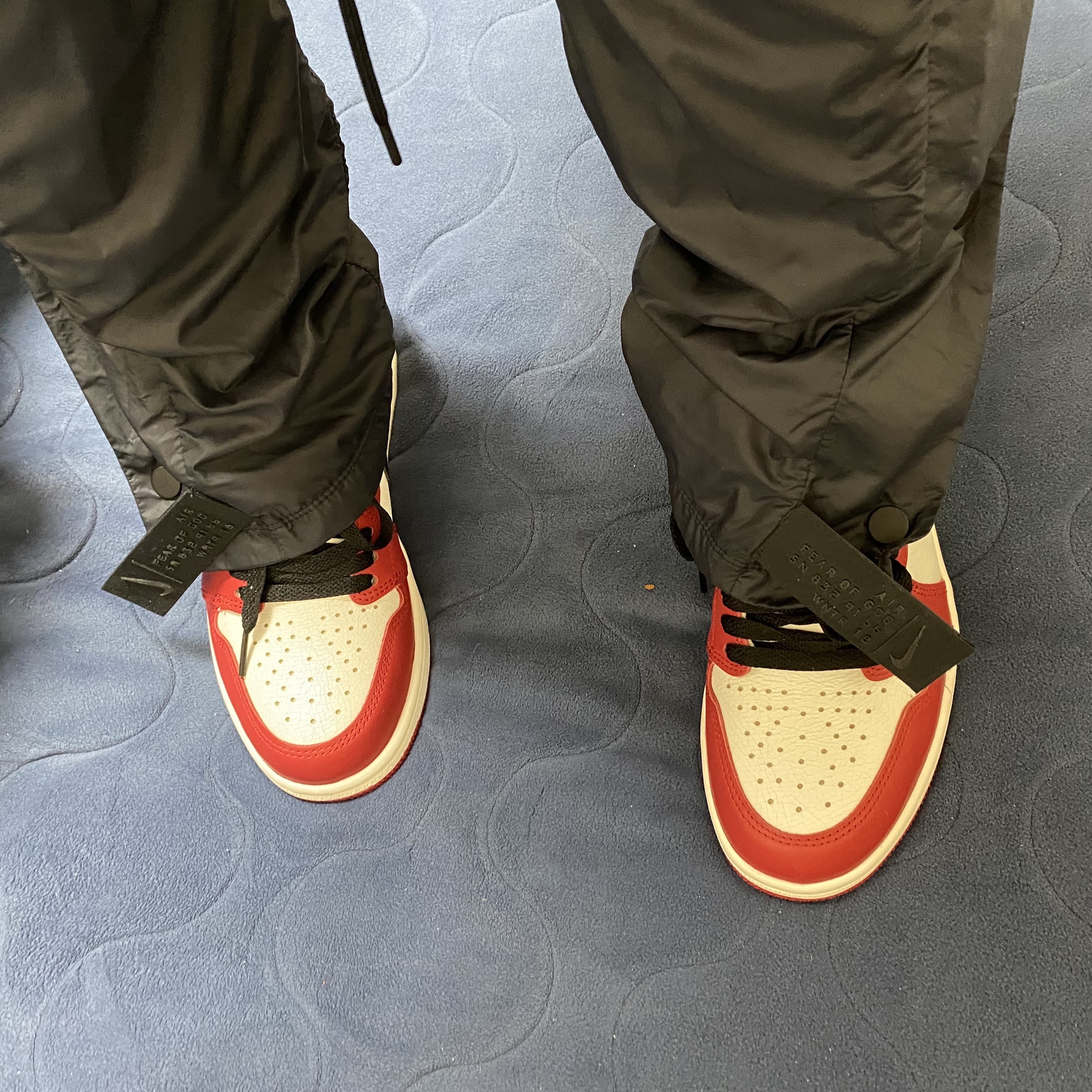 Jordan 1 Retro High OG Chicago 2022, Nike x Fear of God NRG Tear Away Pants Black 착용 스타일 - 2