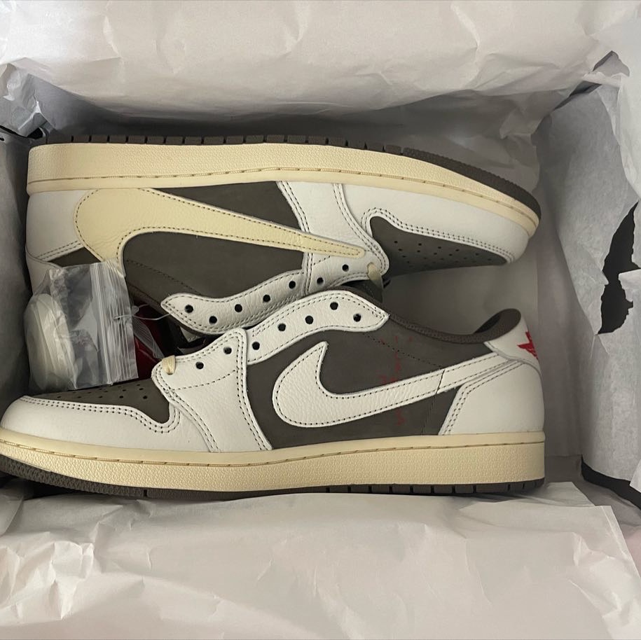 Jordan 1 x Travis Scott Retro Low OG SP Sail and Ridgerock 착용 스타일 - 3