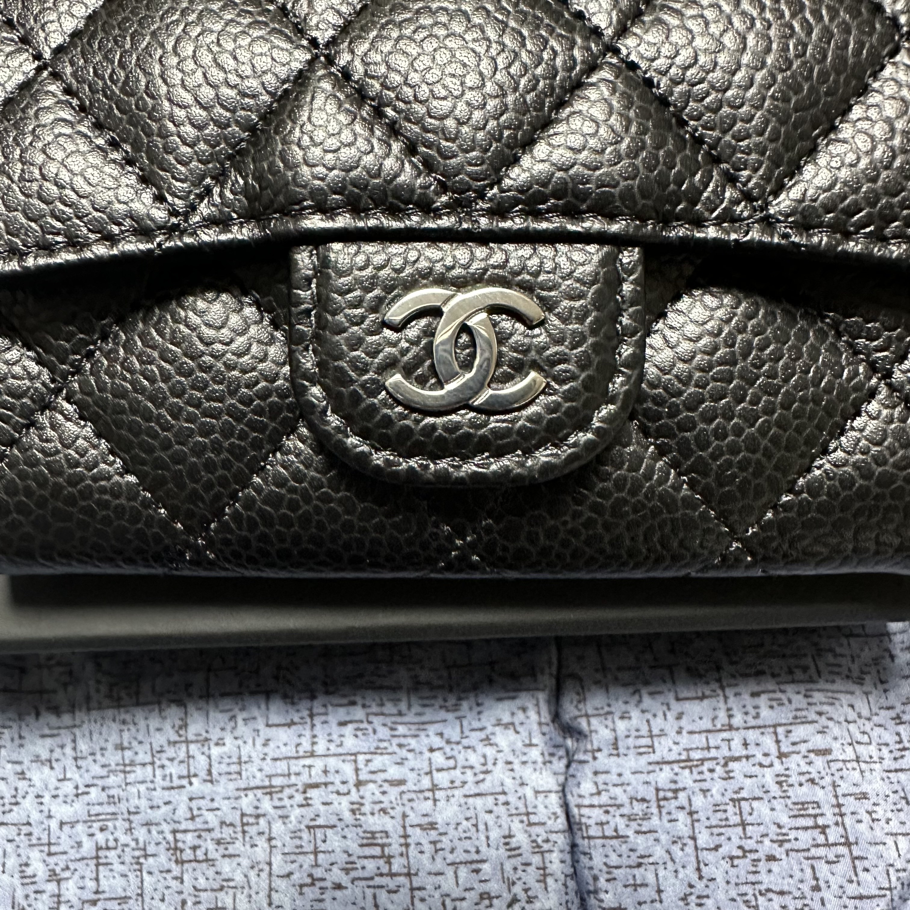 Chanel Classic Card Holder Grained Calfskin & Silver Black 착용 스타일
