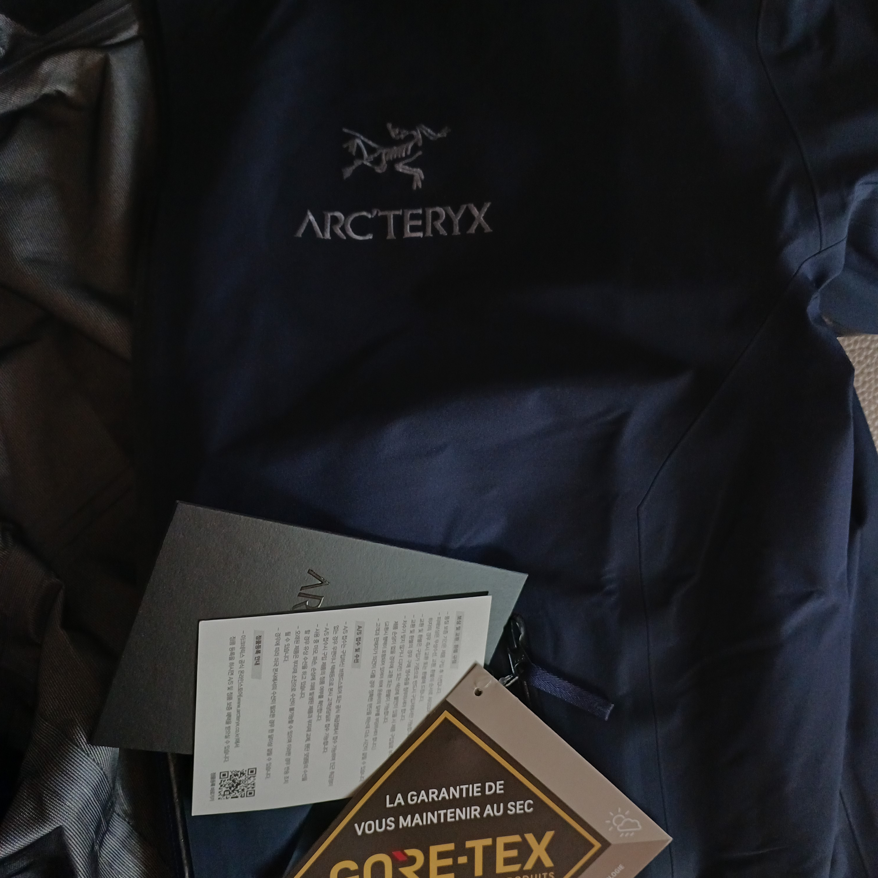 Arc'teryx Beta LT Jacket Black Sapphire 착용 스타일