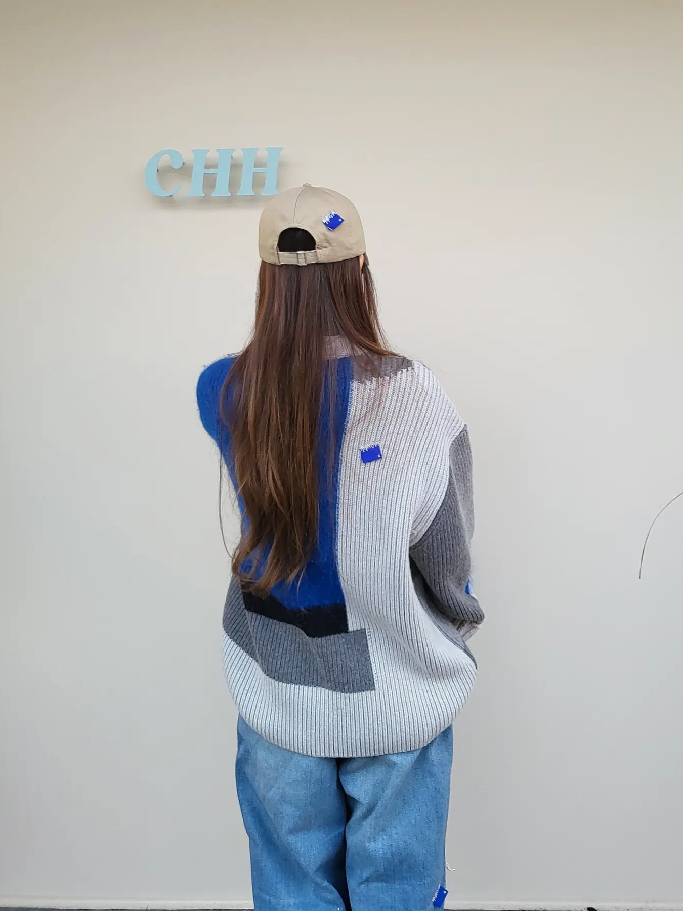 Zara x Ader Error Patchwork Oversize Knit Sweater Multicolor, Zara x Ader Error Patchwork Jeans Blue 착용 스타일 - 4