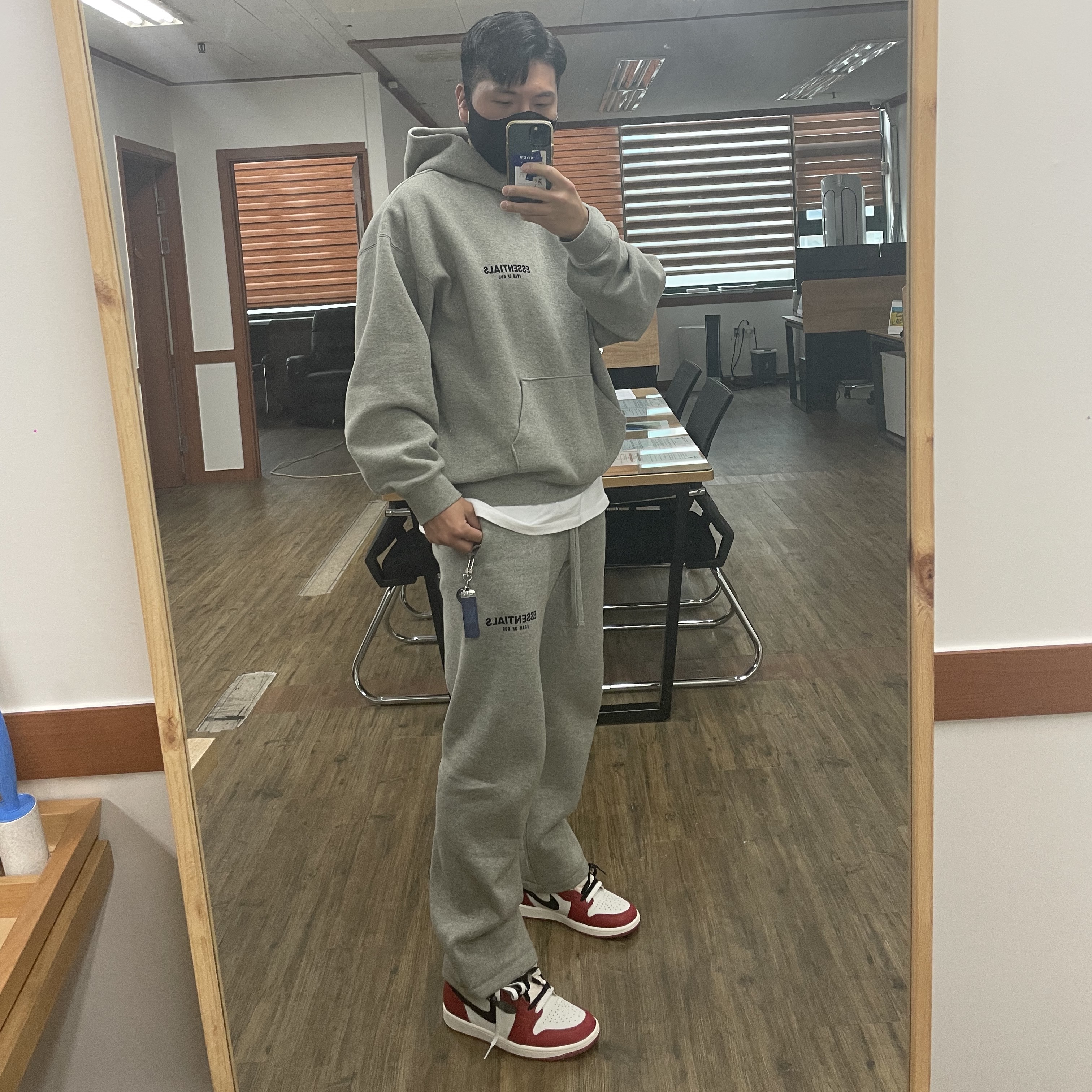 Essentials The Core Collection Hoodie Dark Oatmeal, Essentials The Core Collection Relaxed Sweatpants Dark Oatmeal 착용 스타일 - 2