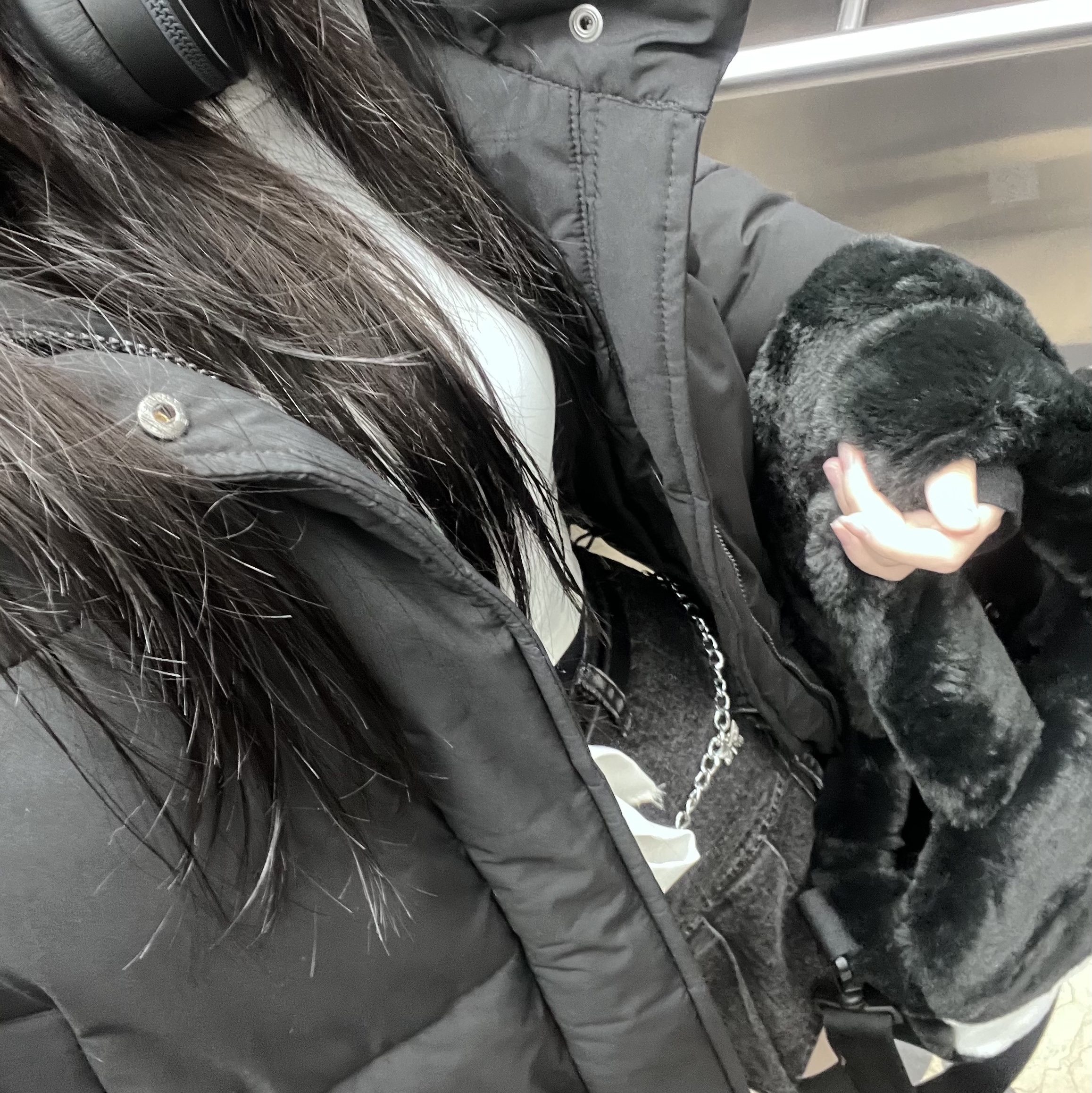 Nike NSW Faux Fur Tote Bag Black 착용 스타일 - 1