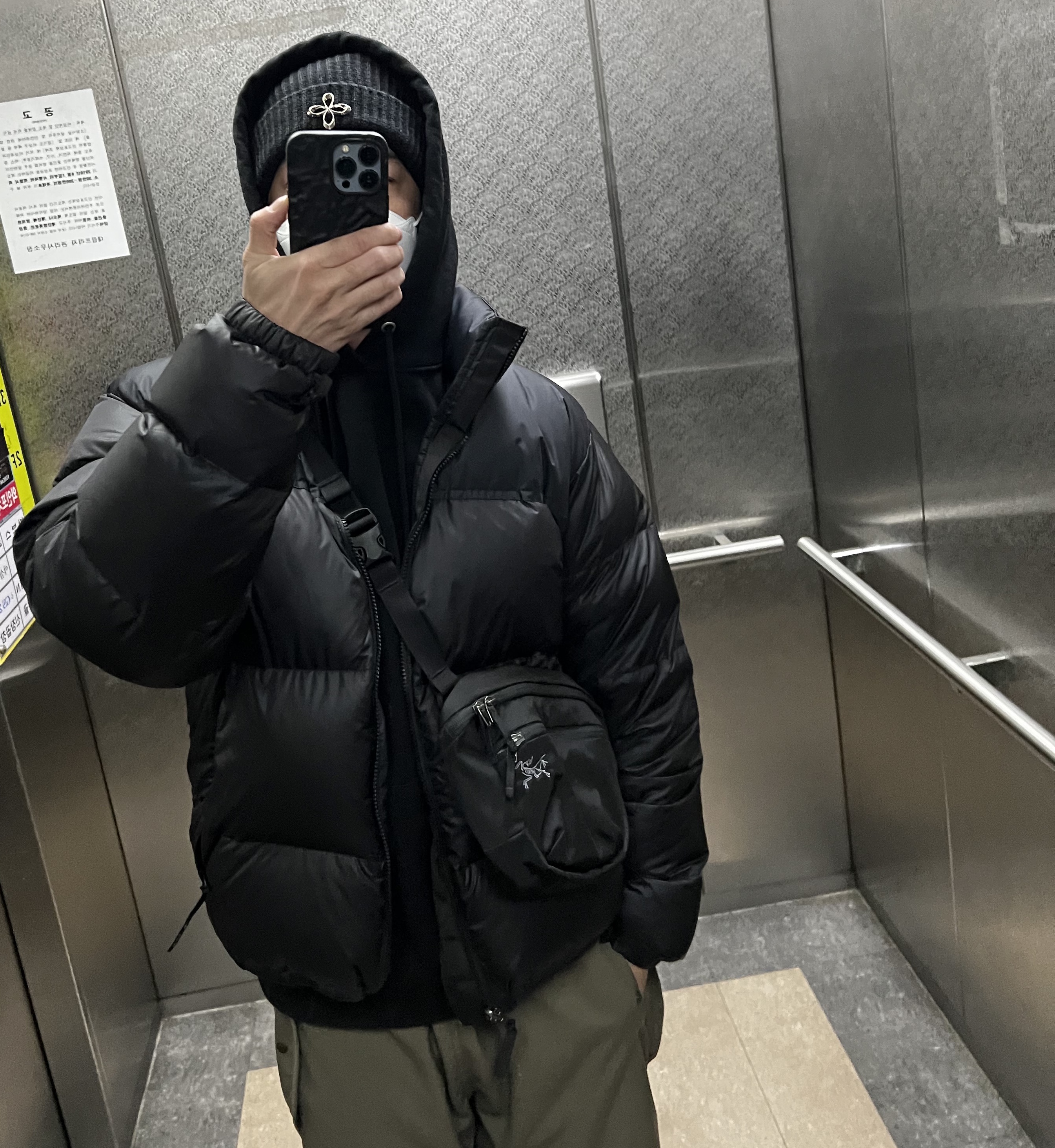 Arc'teryx Mantis 2 Waistpack Black, The North Face 1996 Eco Nuptse Jacket Black 착용 스타일