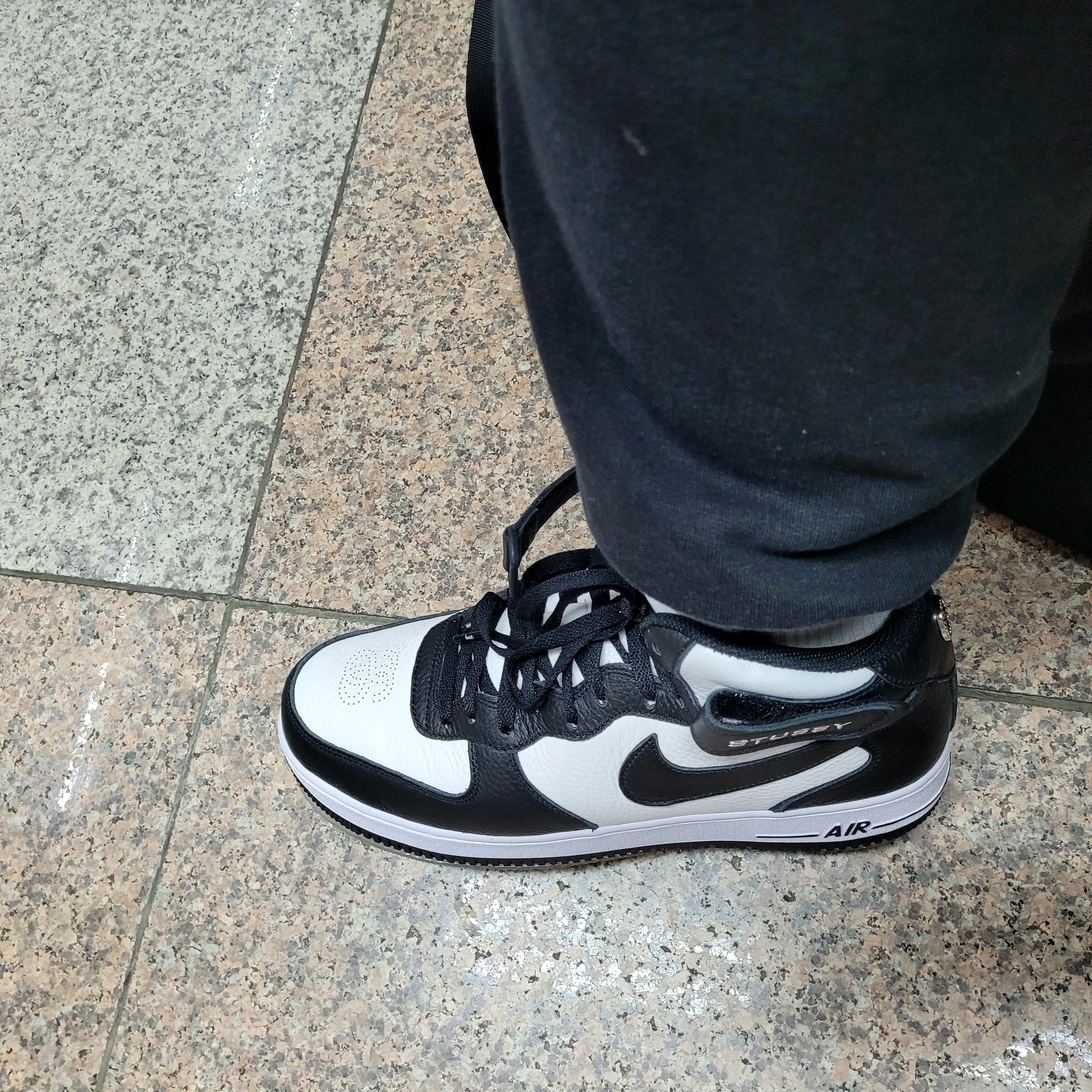 Nike x Stussy Air Force 1 '07 Mid SP Black and Light Bone 착용 스타일