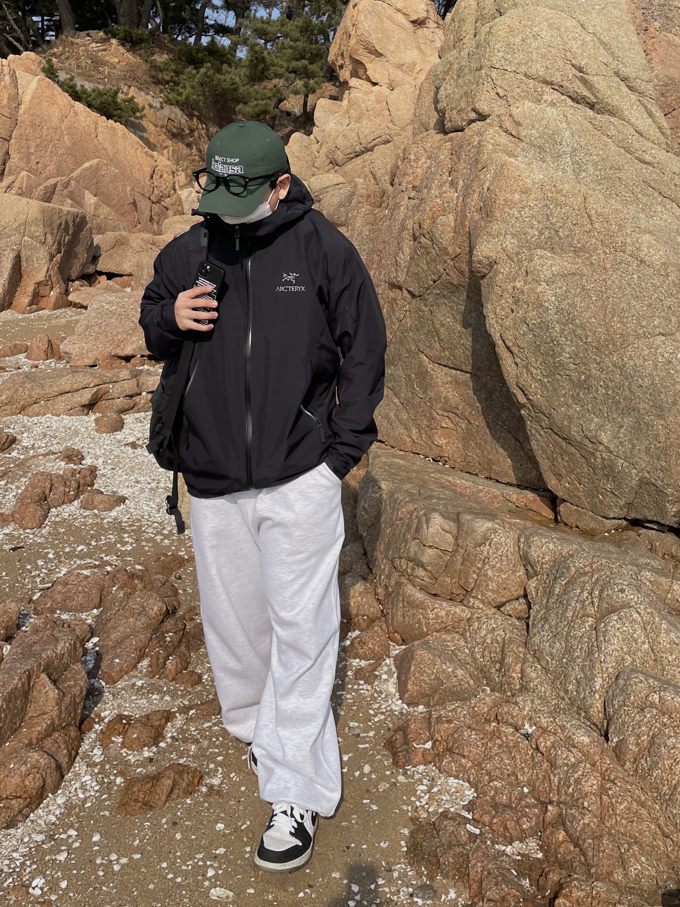 Arc'teryx Beta LT Jacket Black 착용 스타일 - 2