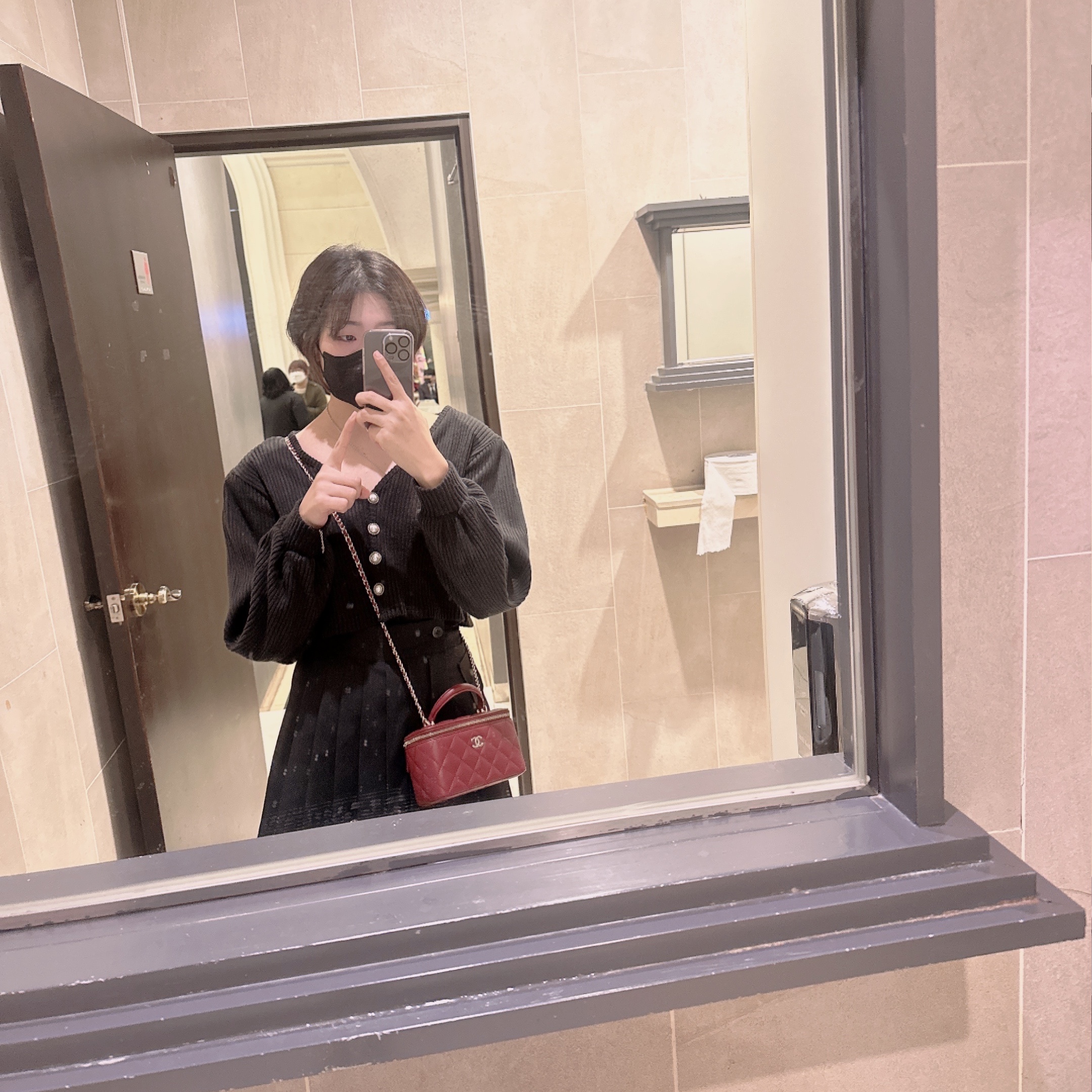 Chanel Vanity With Chain Lambskin & Gold Black 착용 스타일 - 3