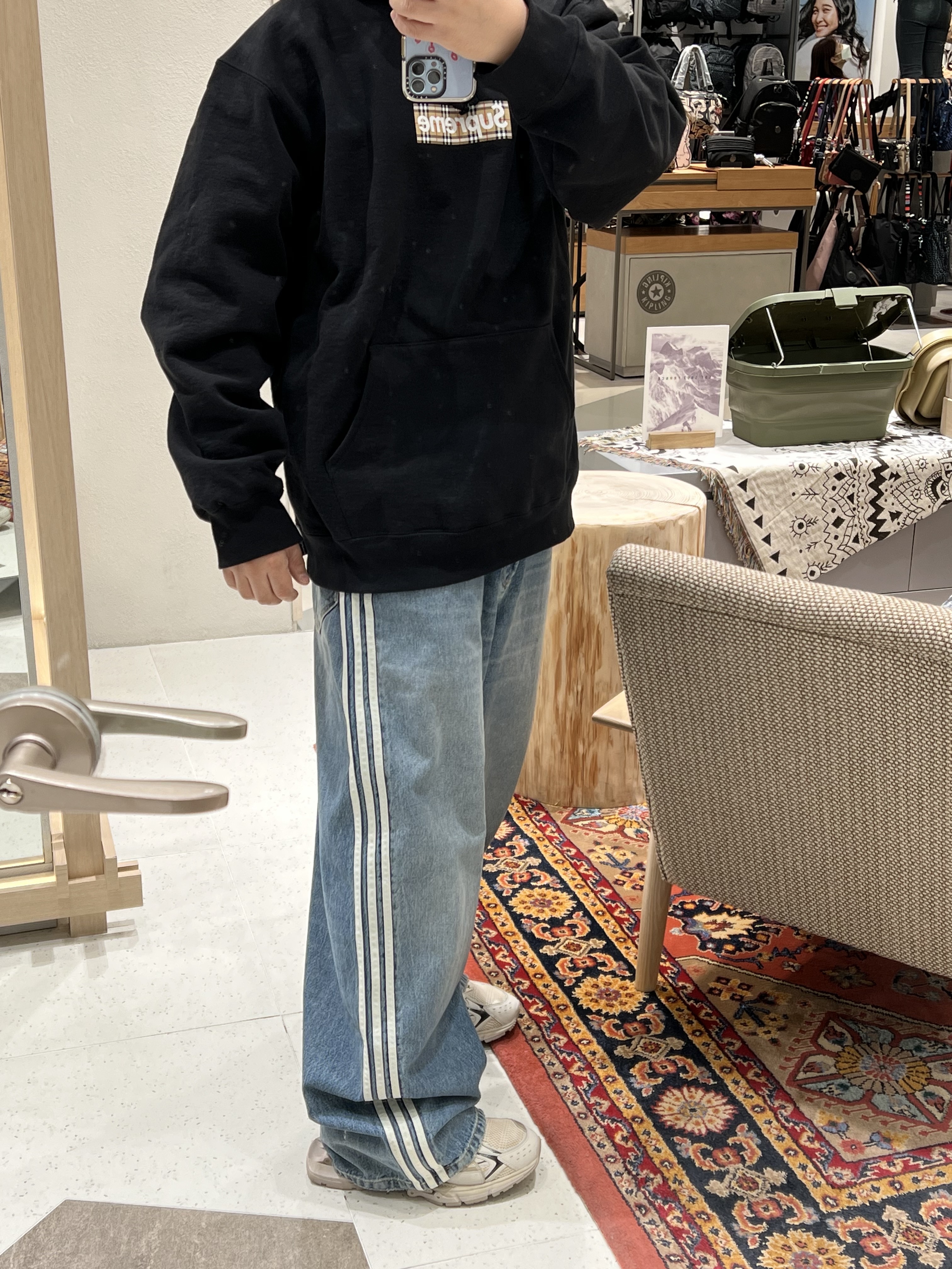 Supreme x Burberry Box Logo Hooded Sweatshirt Black - 22SS, Balenciaga x Adidas Large Baggy Trousers Blue 착용 스타일 - 3