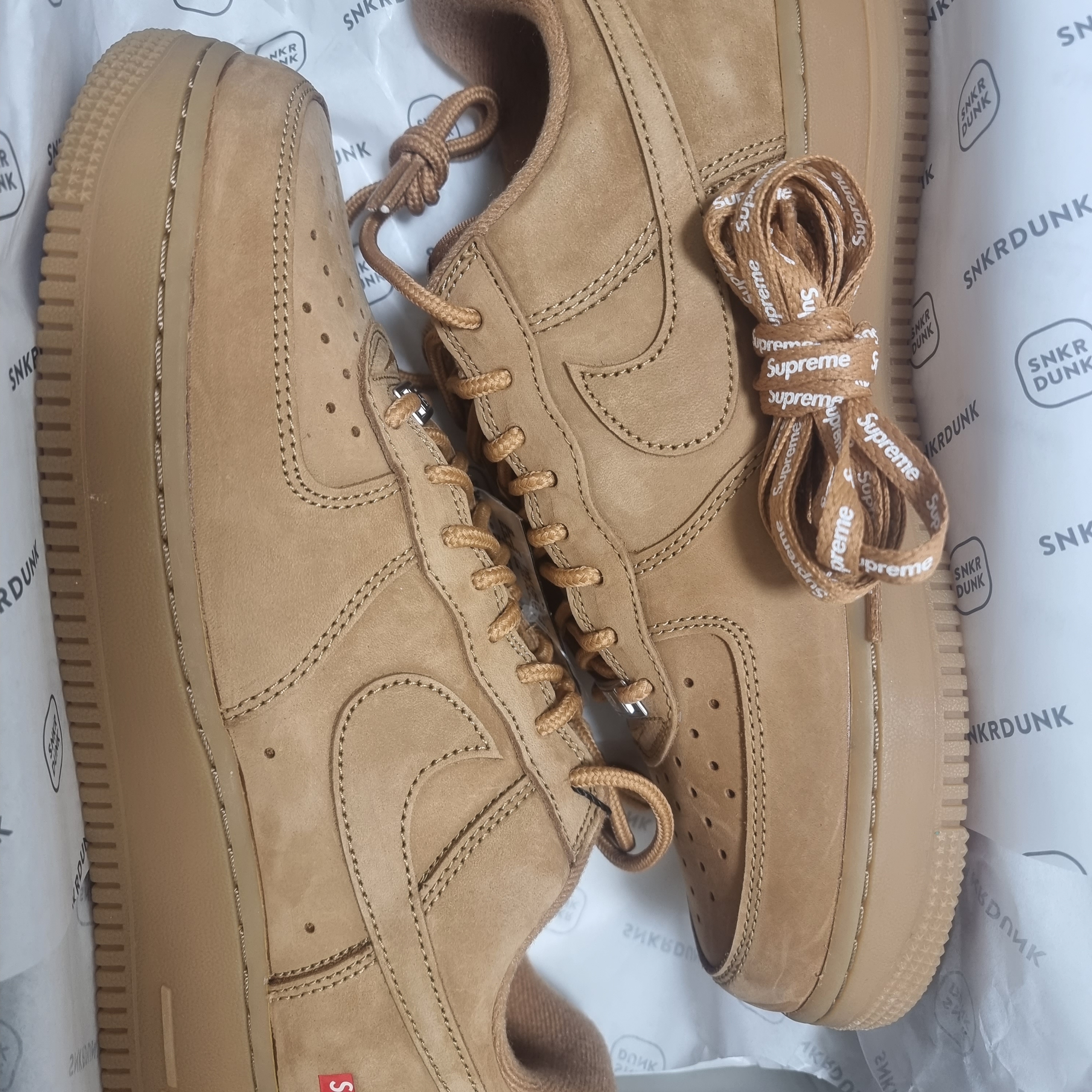 Nike x Supreme Air Force 1 Low Flax, Jordan 1 Retro High OG Chicago 2022 착용 스타일 - 2