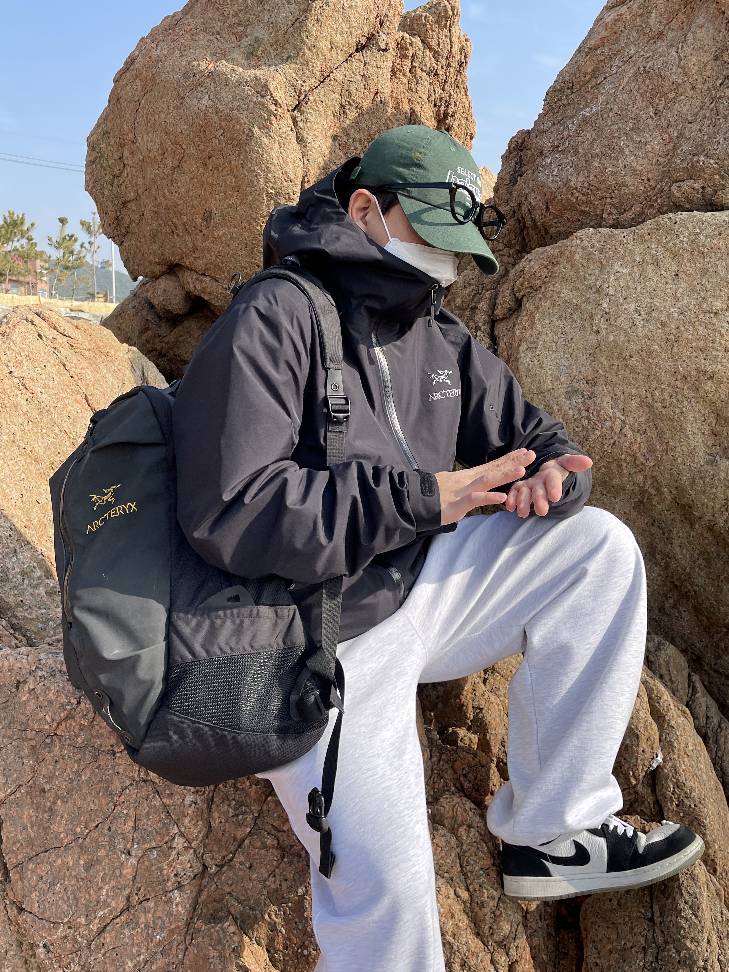 Arc'teryx Beta LT Jacket Black 착용 스타일 - 1