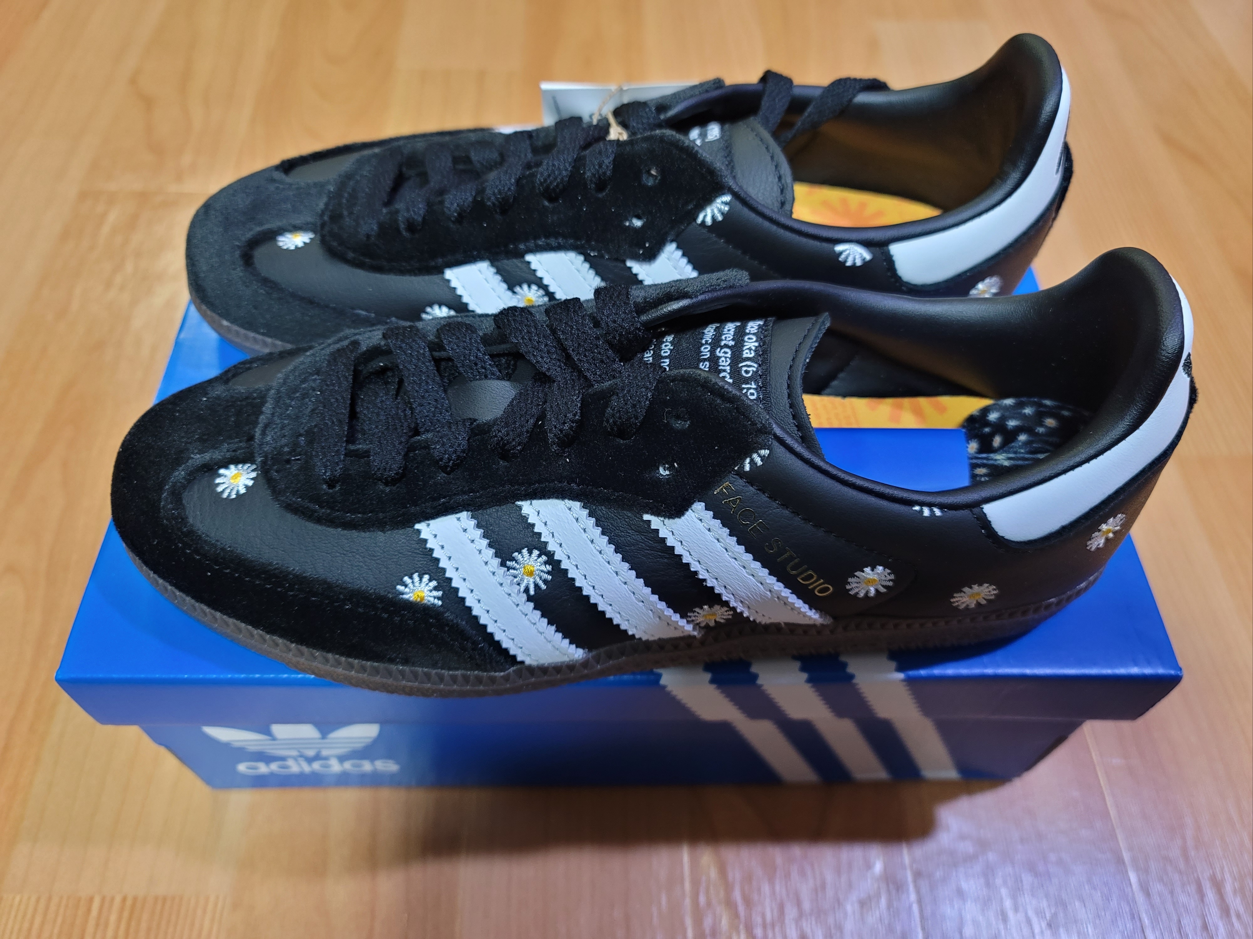 Adidas x Atmos x Face Samba OG Core Black 착용 스타일 - 1